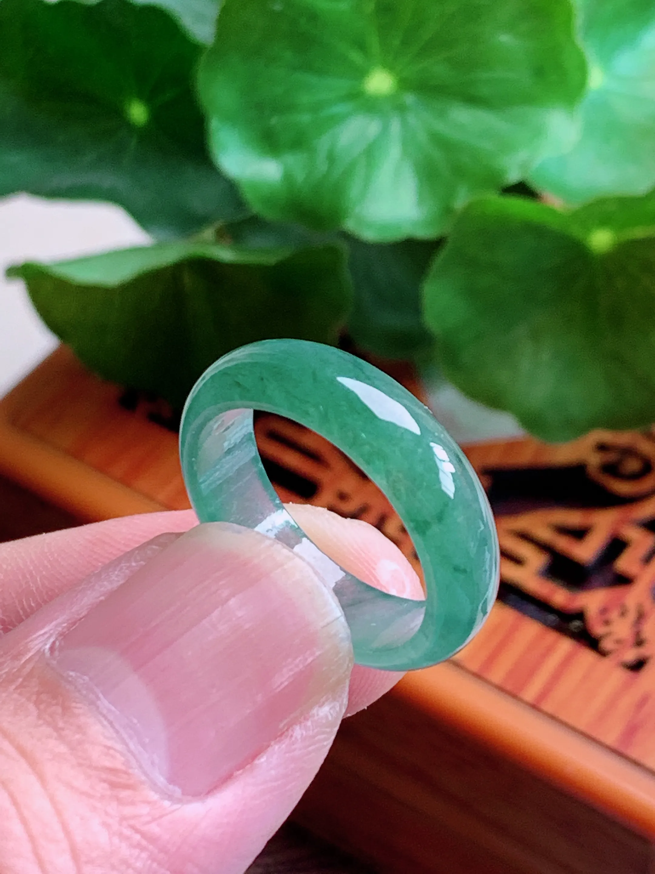 精品推荐，缅甸天然A货翡翠，满色素面戒指指环，种水好，颜色鲜艳，玉质水润细腻，工艺精湛，佩戴效果更佳。