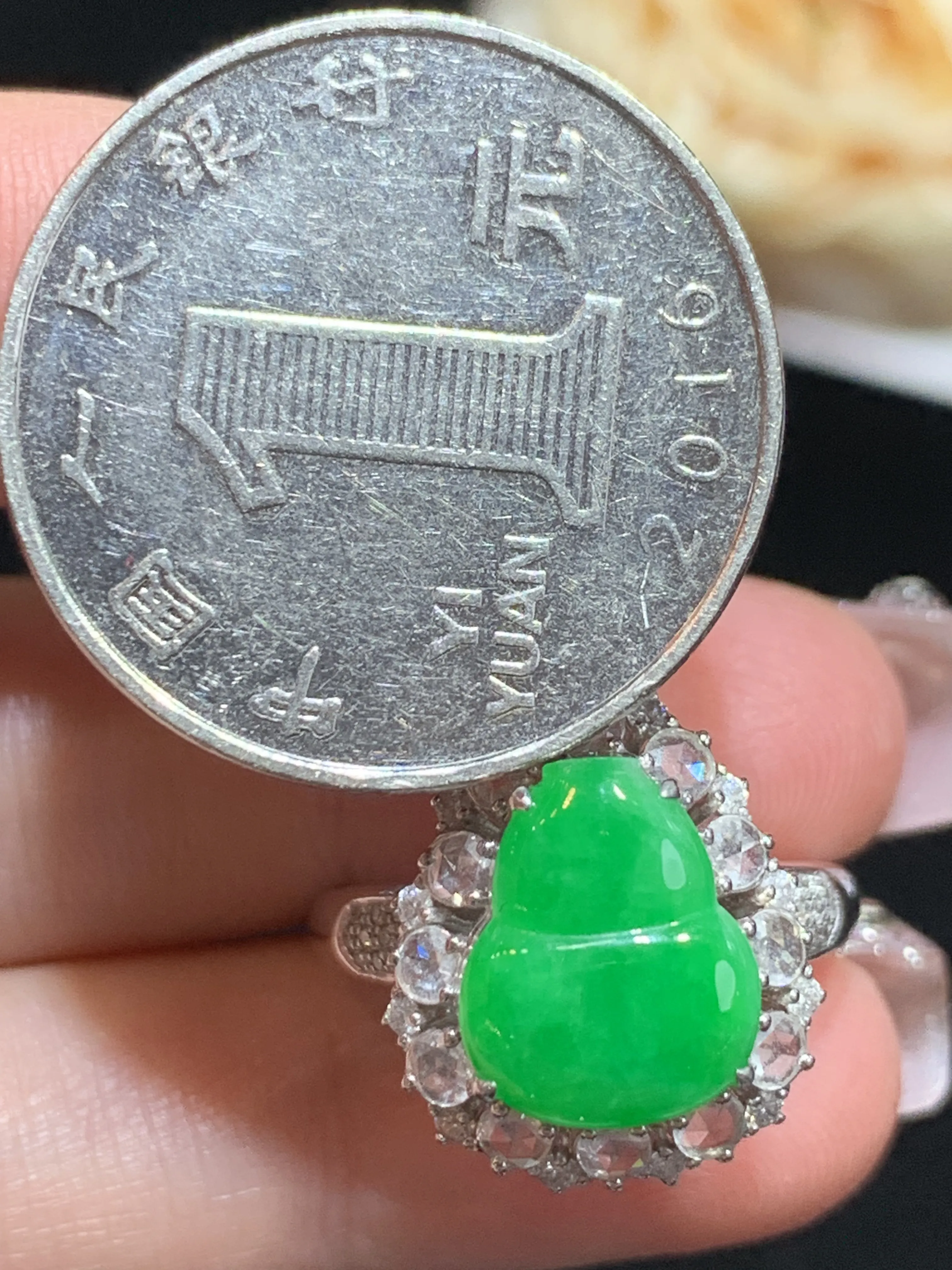 满绿葫芦戒指，18k金伴钻，颜色靓丽，色阳，整体规格：16.3-17.2-10.3