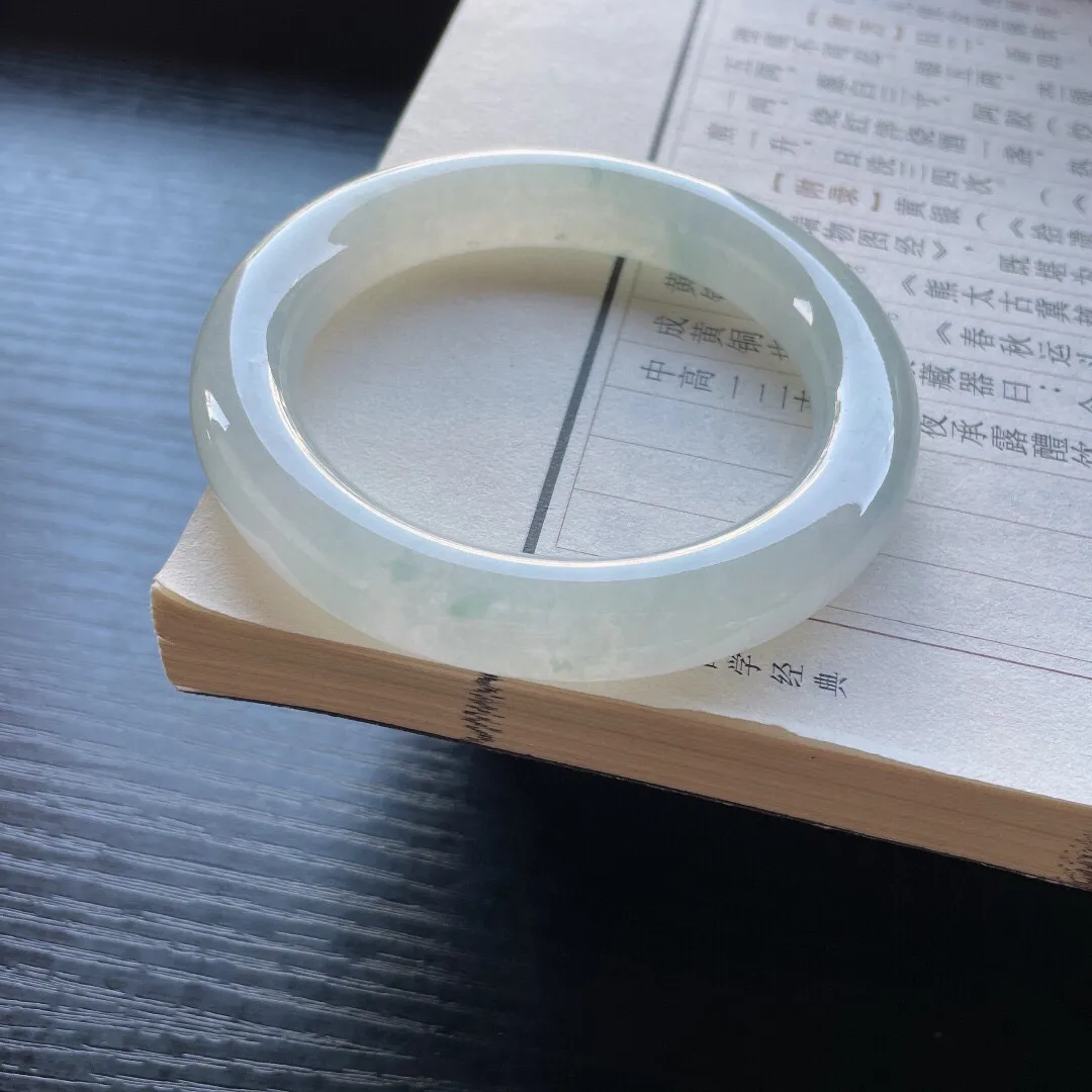 【手鐲】圆条57 58
【圈口】57.1-11.8-11.3
【描述】冰种飘花，晶莹剔透，水润，种老，无纹裂