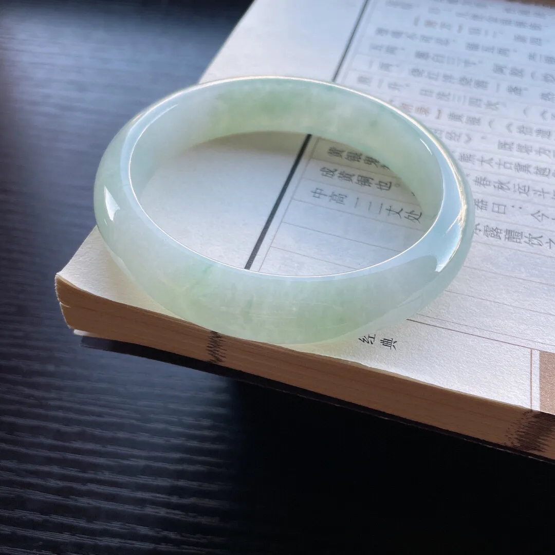 【手鐲】正圈66 67
【圈口】66-14.8-8.5
【描述】糯冰飘花，大圈口，冰莹通透，水润，种老，无纹裂