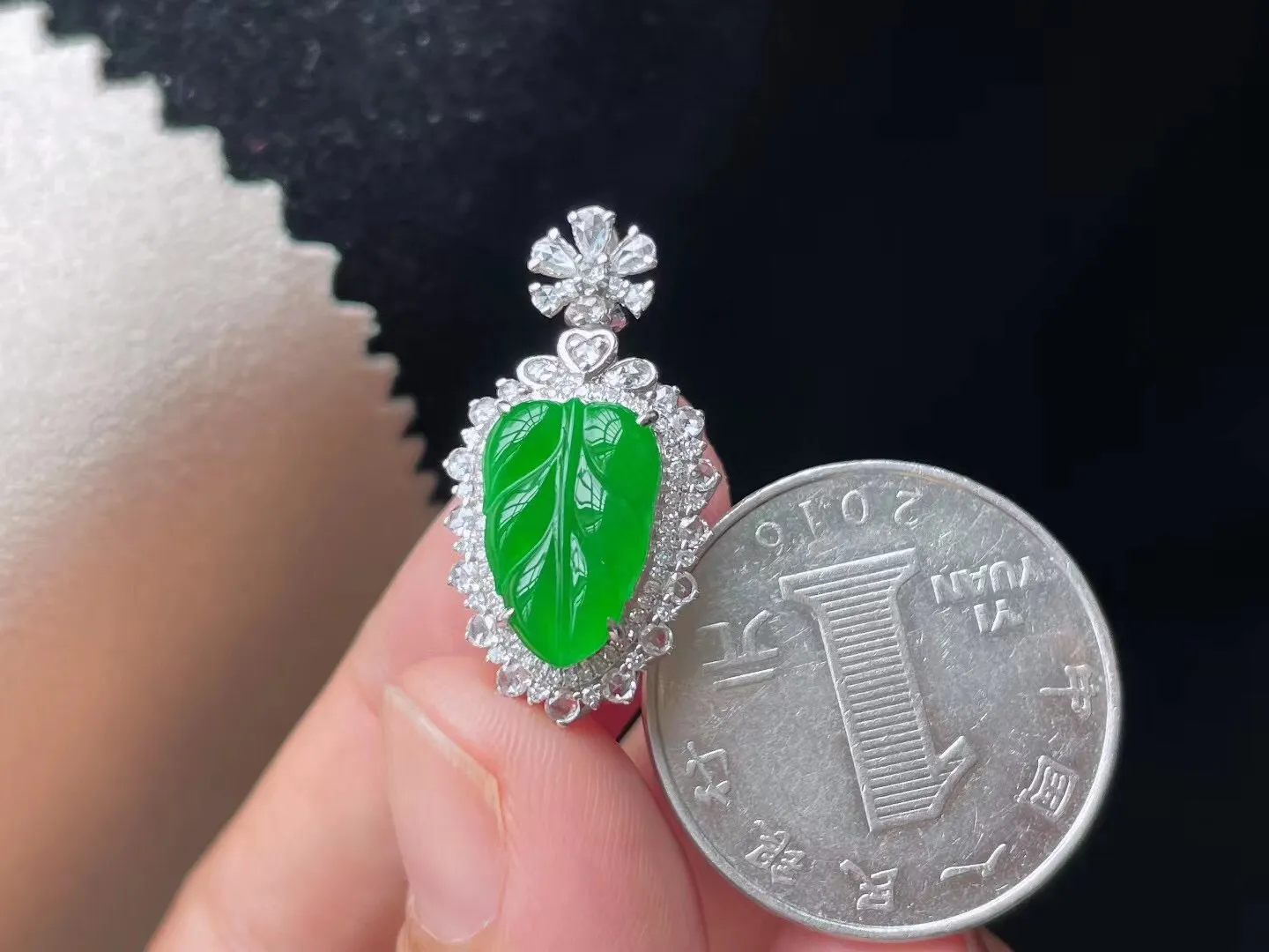 冰糯种阳绿金枝玉叶吊坠