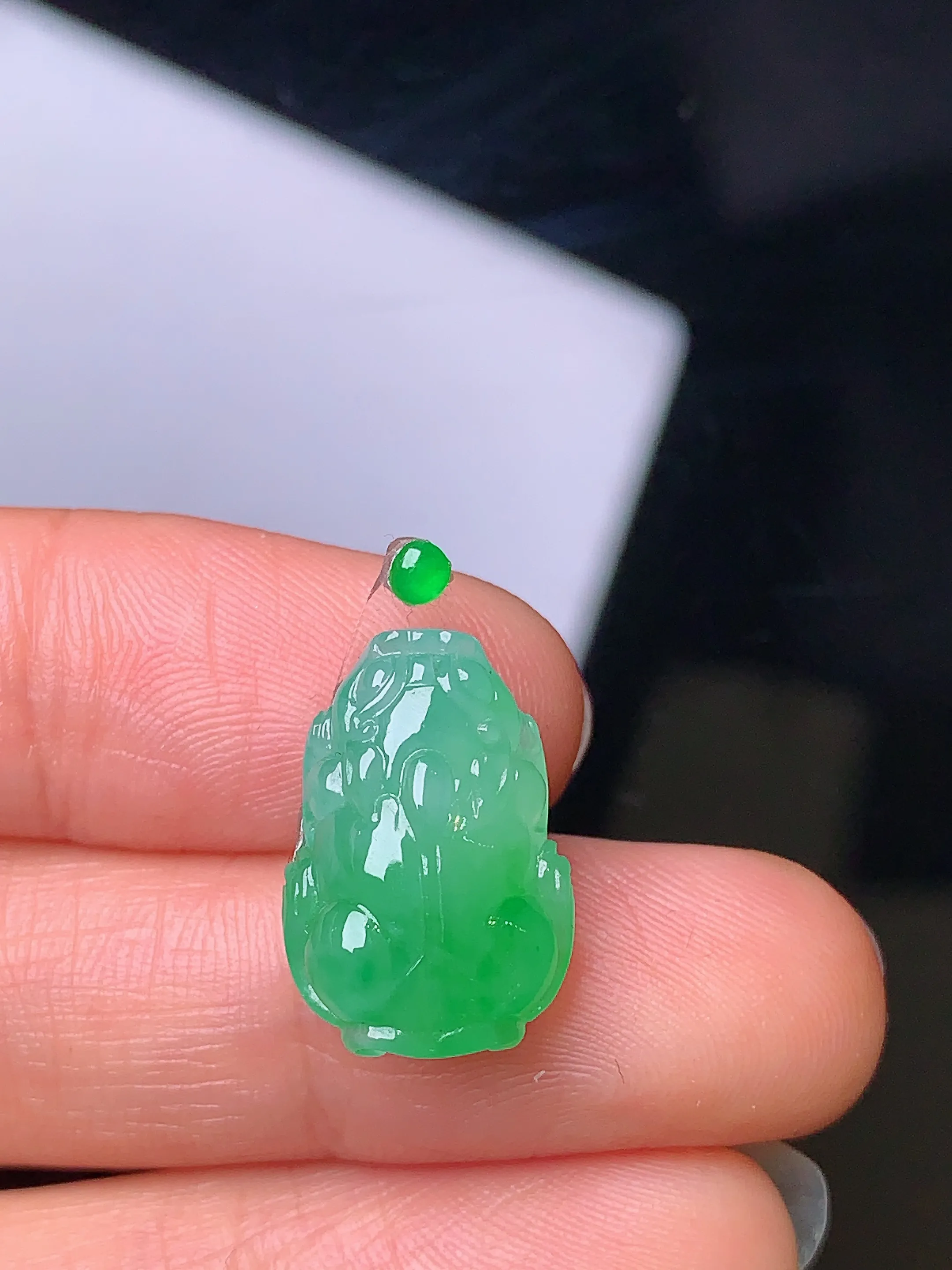 镶嵌款 翠绿貔貅 玉质细腻 水润透亮 色泽艳丽 搭配绿色小蛋面 整体尺寸17*11.7*6.1
