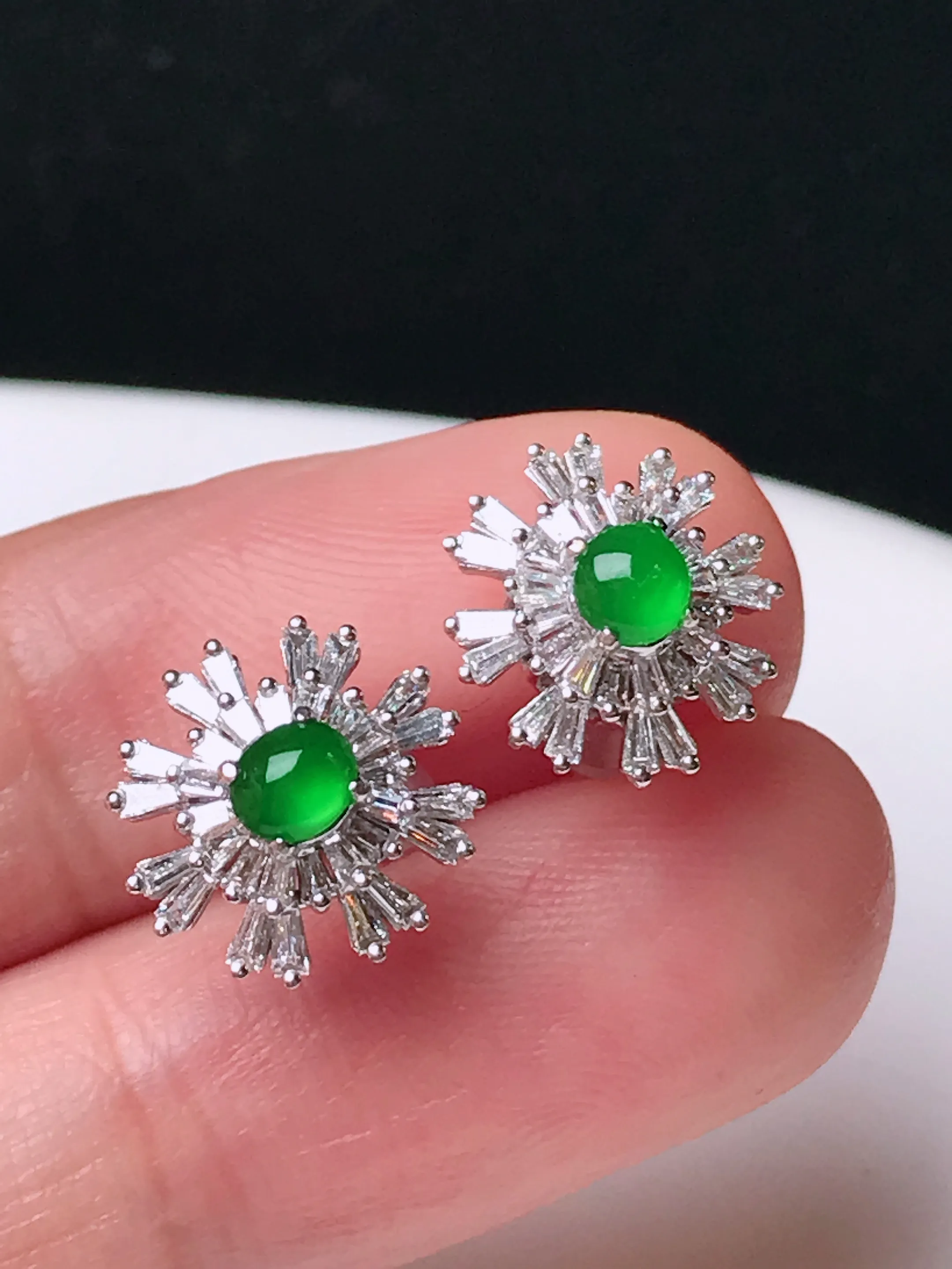 严选推荐耳饰耳钉，冰种满色绿蛋面耳钉，18k金钻镶嵌而成，品相佳，佩戴效果佳，尽显气质。种水很好，晶体结构致密，起强玻璃光泽。晶莹透亮，美感十足。高性价比，值得入手。裸石尺寸约3.5-3.9毫米