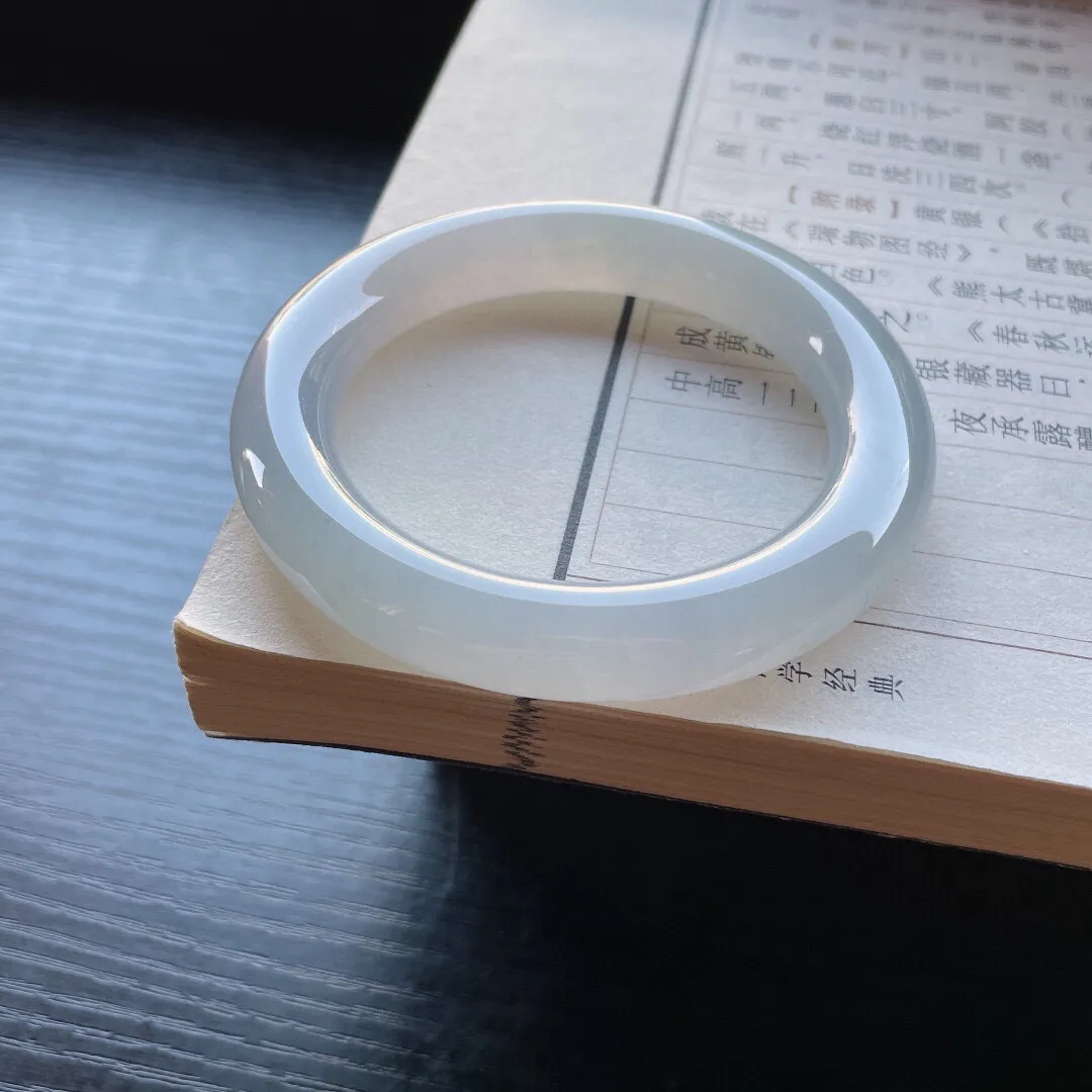 【手鐲】圆条52 53
【圈口】52.5-11
【描述】冰糯种淡晴，晶莹剔透，水润，种老，无纹裂