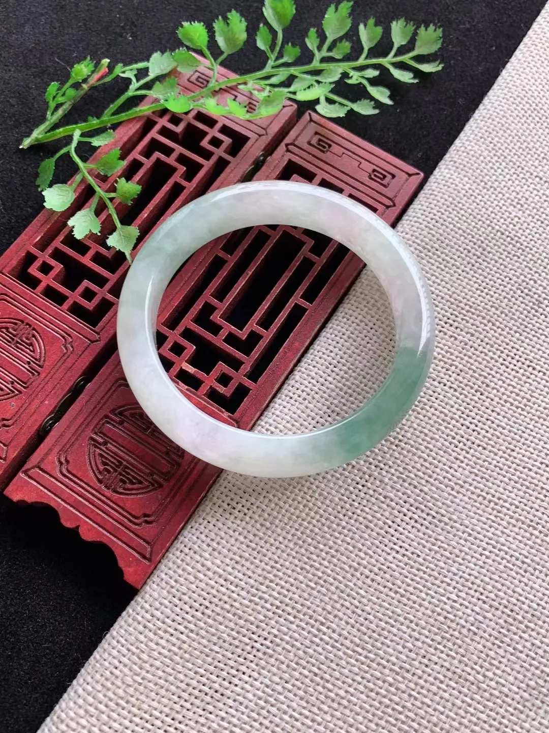 老坑冰飘绿正圈手镯尺寸55圈口×11.4×7.6mm重量49.01g