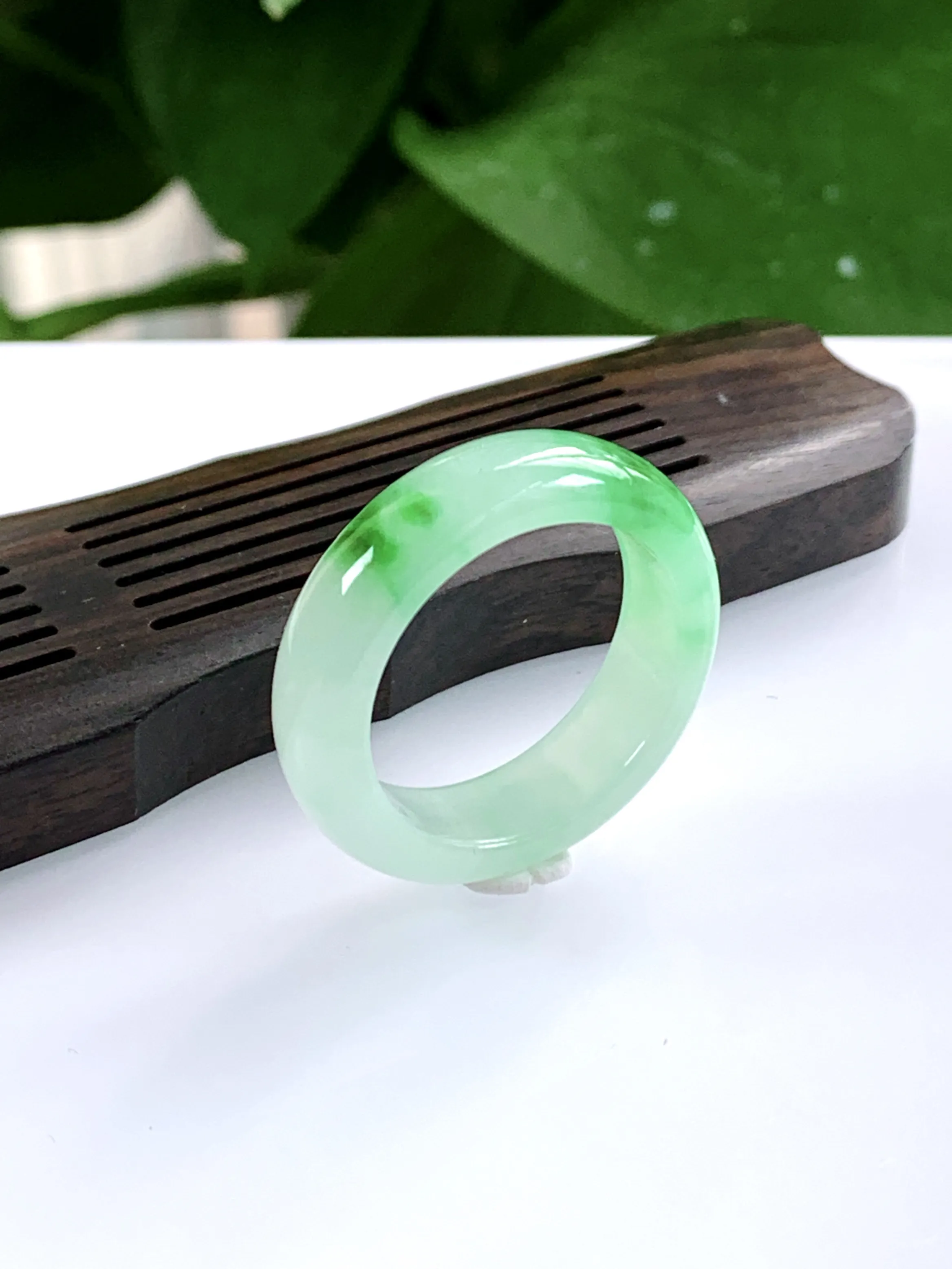 缅甸天然翡翠A货，冰糯种飘绿阳绿指环戒指，尺寸：圈口内径20.2mm=24号，宽厚7/3.6mm，重量：5.56g