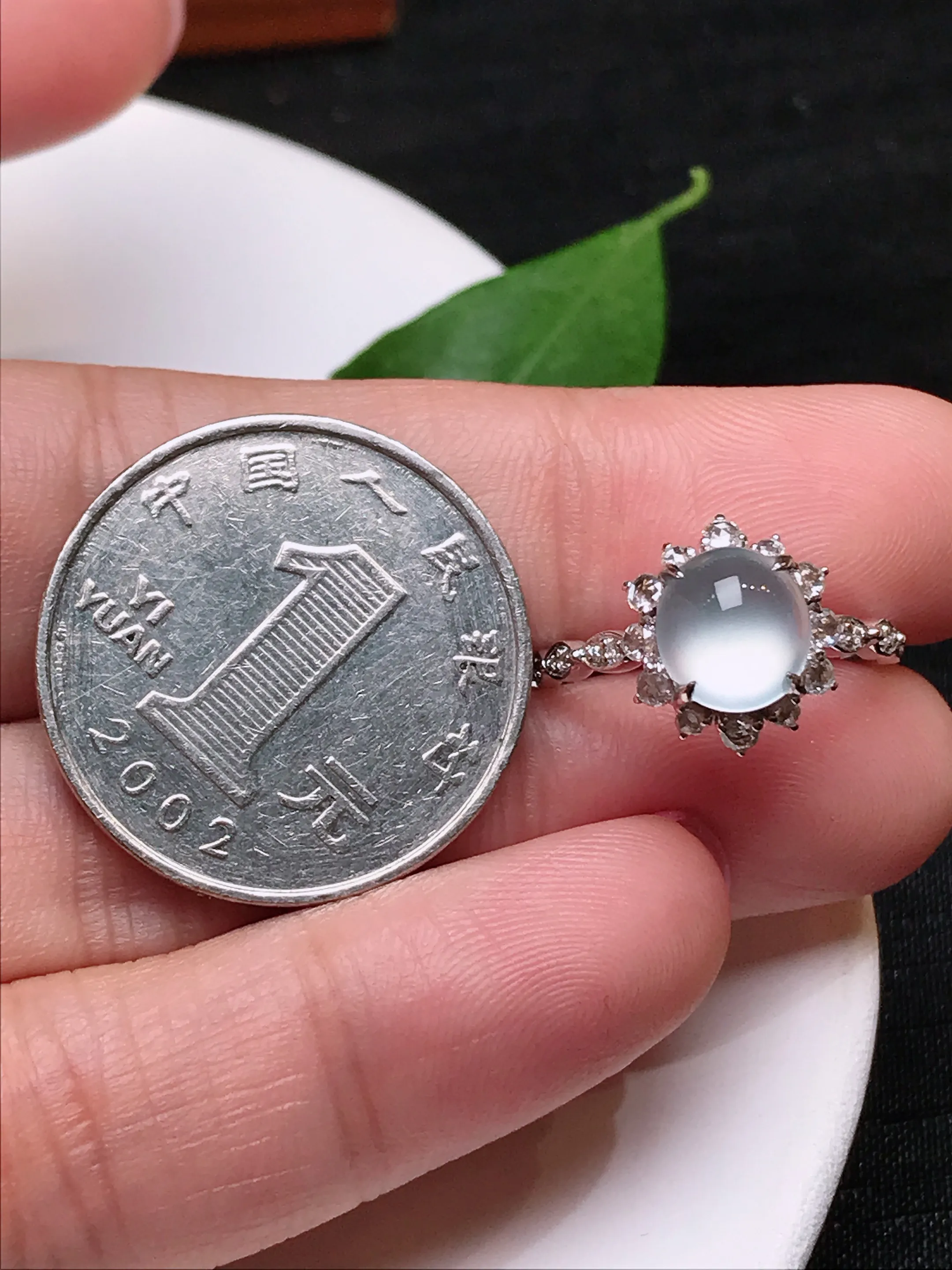 严选推荐戒指，老坑玻璃种蛋面戒指，18k金镶嵌而成，底子细腻，品相佳，佩戴效果出众，尽显气质。种水很好，盈润通透，起强玻璃光泽，价值不菲，高收藏传承价值，高性价比，值得入手品鉴。裸石尺寸约7.9-7.3毫米