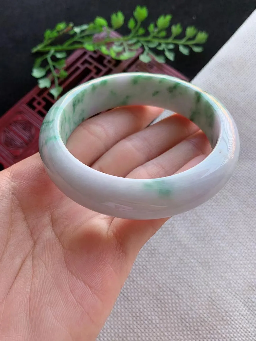 老坑飘绿正圈宽边手镯 尺寸58圈口×15.2×8.2mm重量70.60g