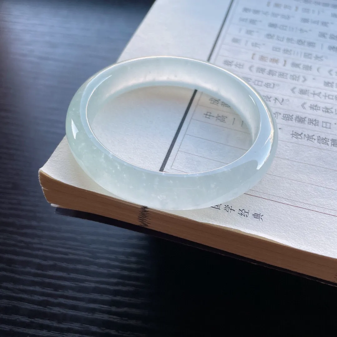 【手鐲】正圈55 56
【圈口】55.5-11.6-8.1
【描述】冰种白冰，冰清玉洁，晶莹剔透，水润，种老，有绵根无碍