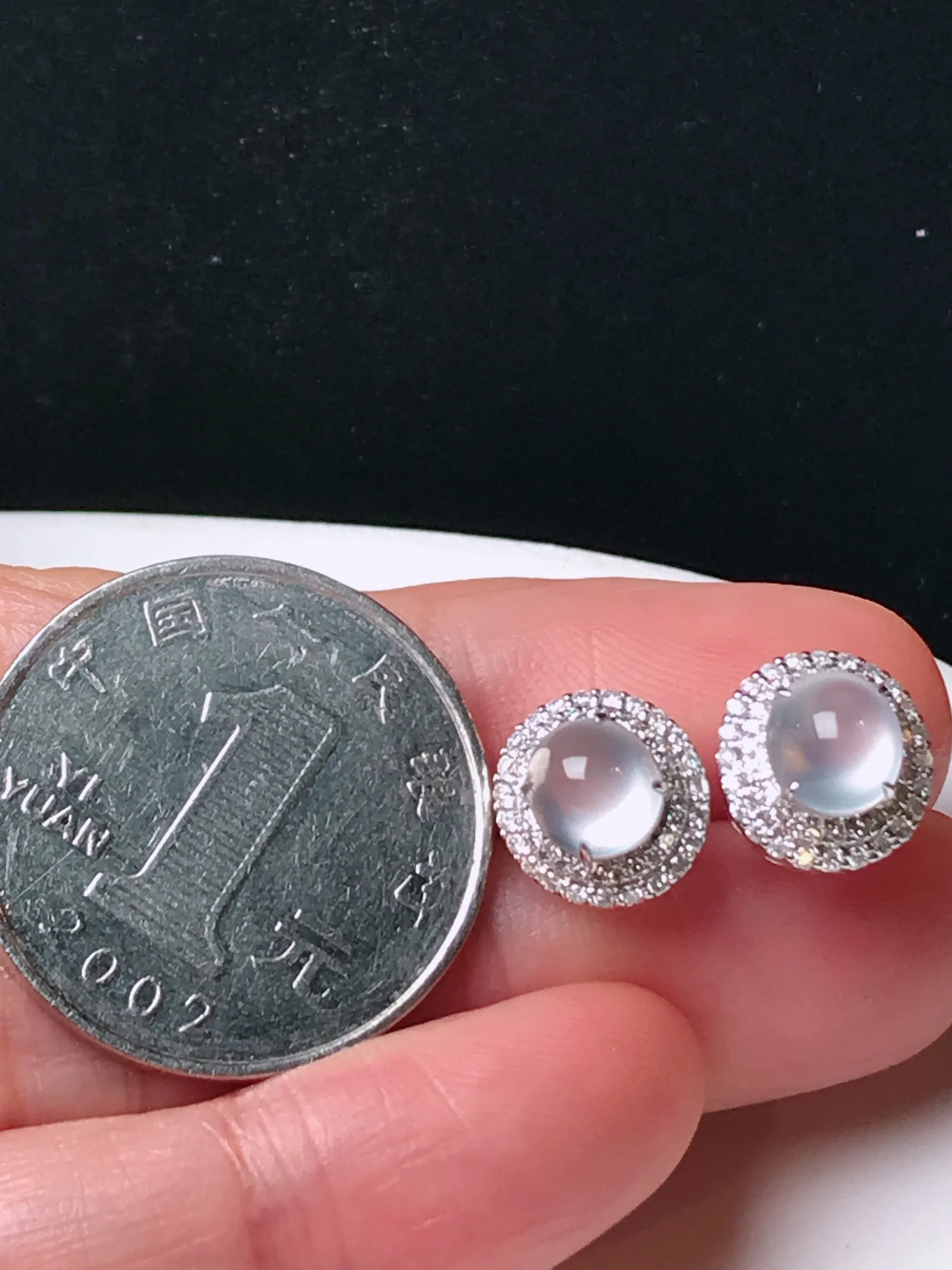 严选推荐耳饰耳钉，玻璃种蛋面耳钉，18k金钻镶嵌而成，品相佳，佩戴效果佳，尽显气质。种水很好，晶体结构致密，起强玻璃光泽。晶莹透亮，美感十足。高性价比，值得入手。裸石尺寸约6.8-6.2毫米