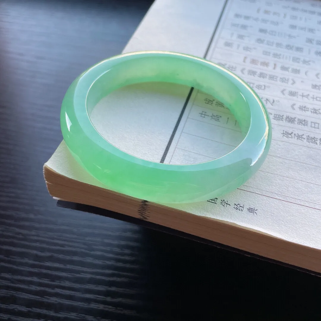 【手鐲】正圈56 57
【圈口】56-12-9.8
【描述】冰种甜绿，晶莹剔透，胶感十足，水润，种老，有棉无纹裂