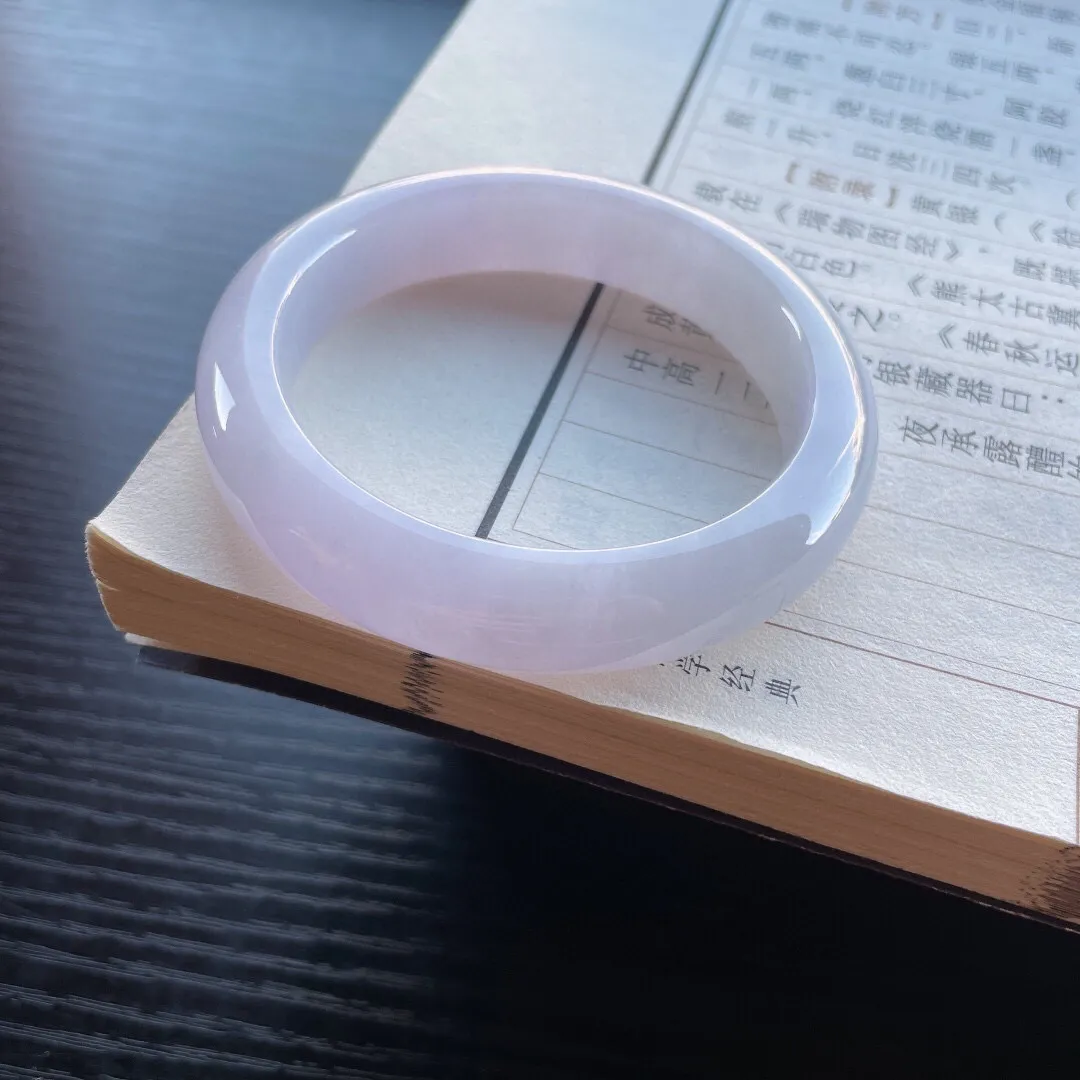 【手鐲】正圈53 54
【圈口】53-12.3-9
【描述】糯冰紫罗兰，玉质细腻，水润，种老，无纹裂