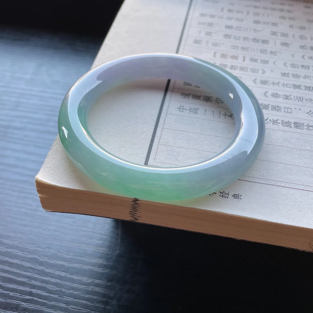 【手鐲】圆条55 56
【圈口】55.5-10.8
【描述】糯冰飘绿，春彩，玉质细腻，水润，种老，无纹裂