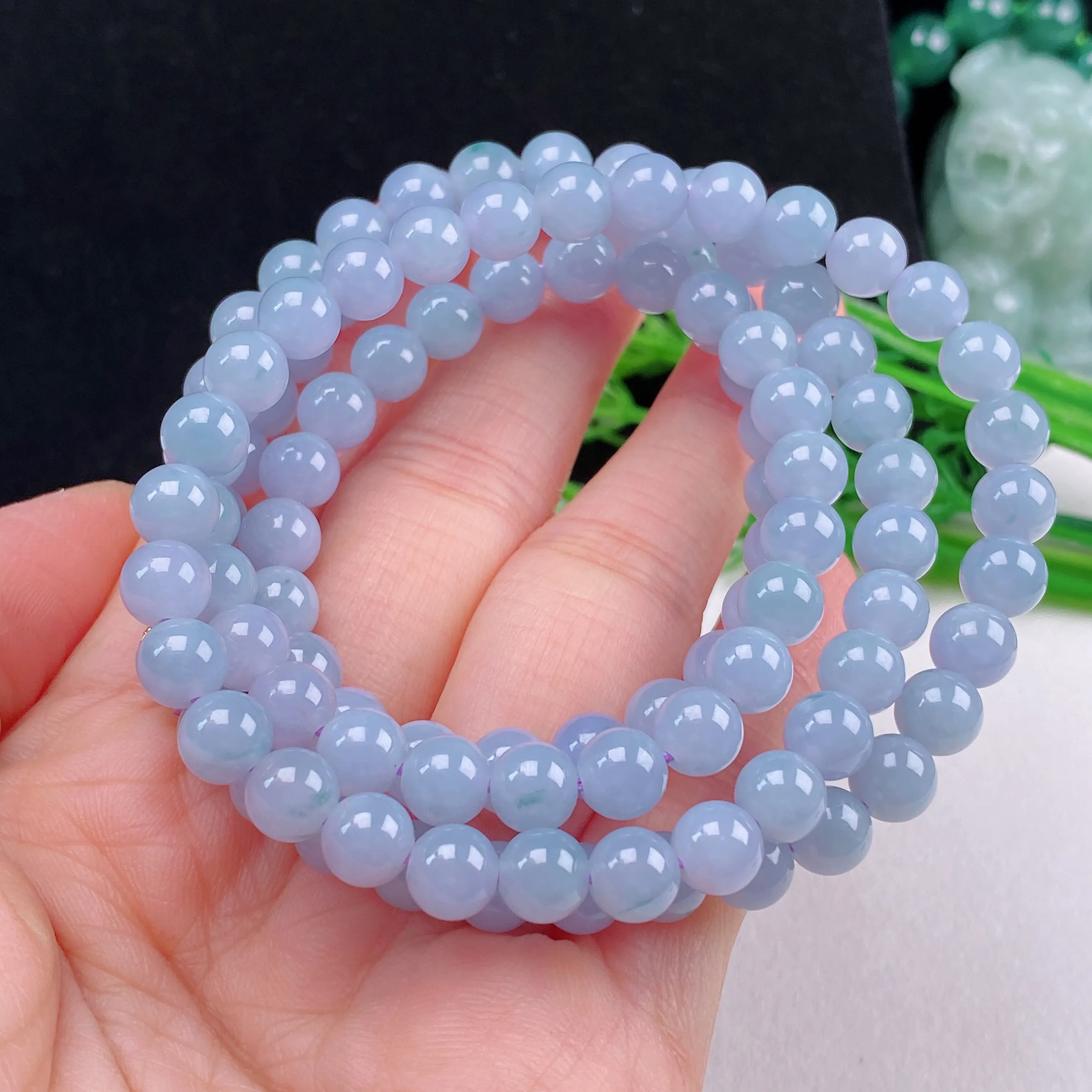 自然光实拍  水润精工冰透紫罗兰6.8mm项链。玉质细腻莹润 雕工精湛，佩戴高雅大方   线条优美 Aeb 尺寸:   6.8mm。