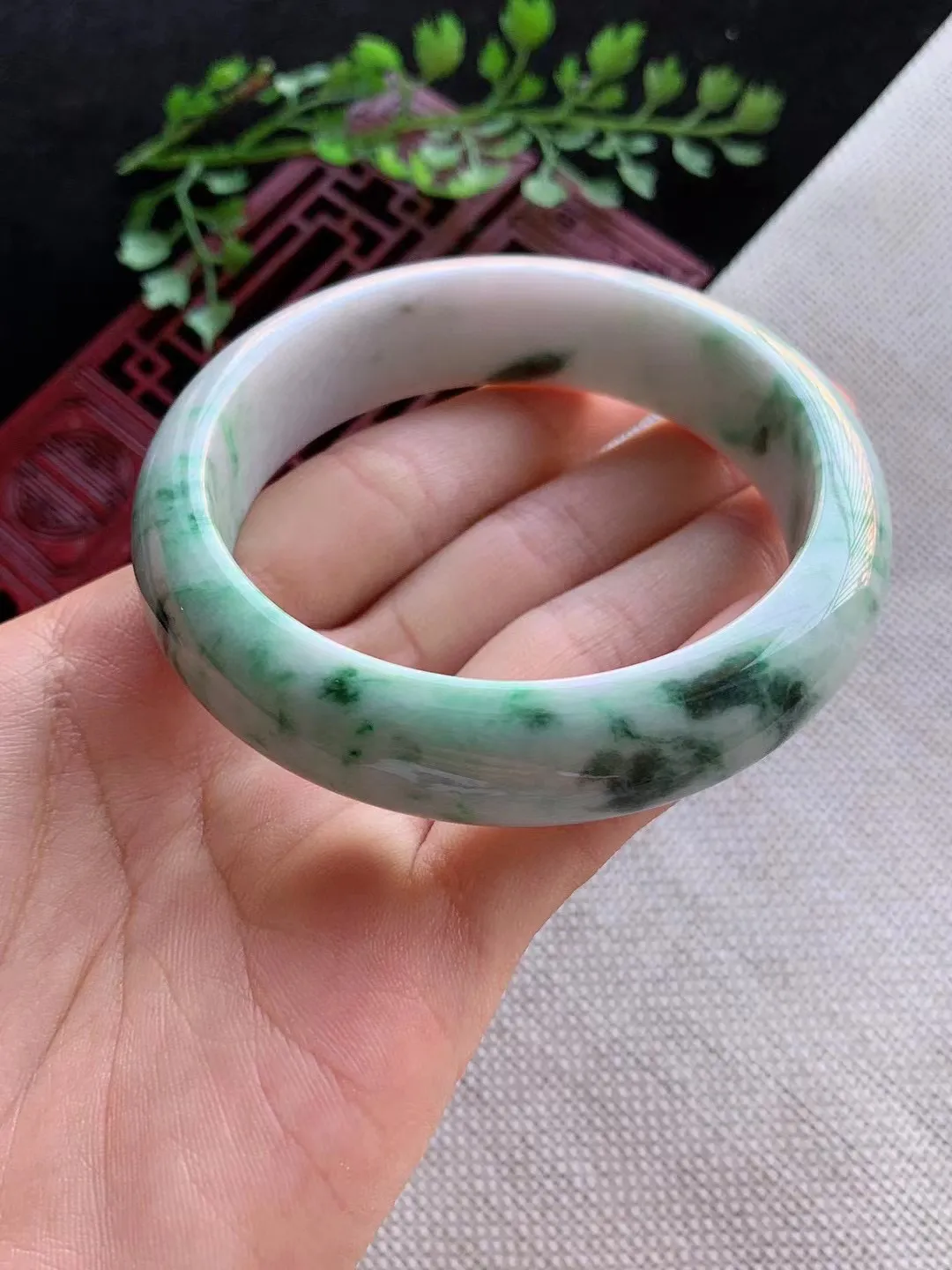老坑飘绿正圈宽边手镯 尺寸58圈口×15.2×8.2mm重量70.60g