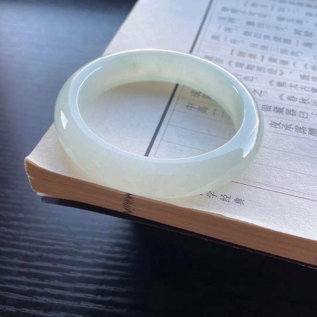 【手鐲】正圈55 56
【圈口】55-12.8-8.5
【描述】冰糯飘花，冰莹通透，水润，种老，无纹裂