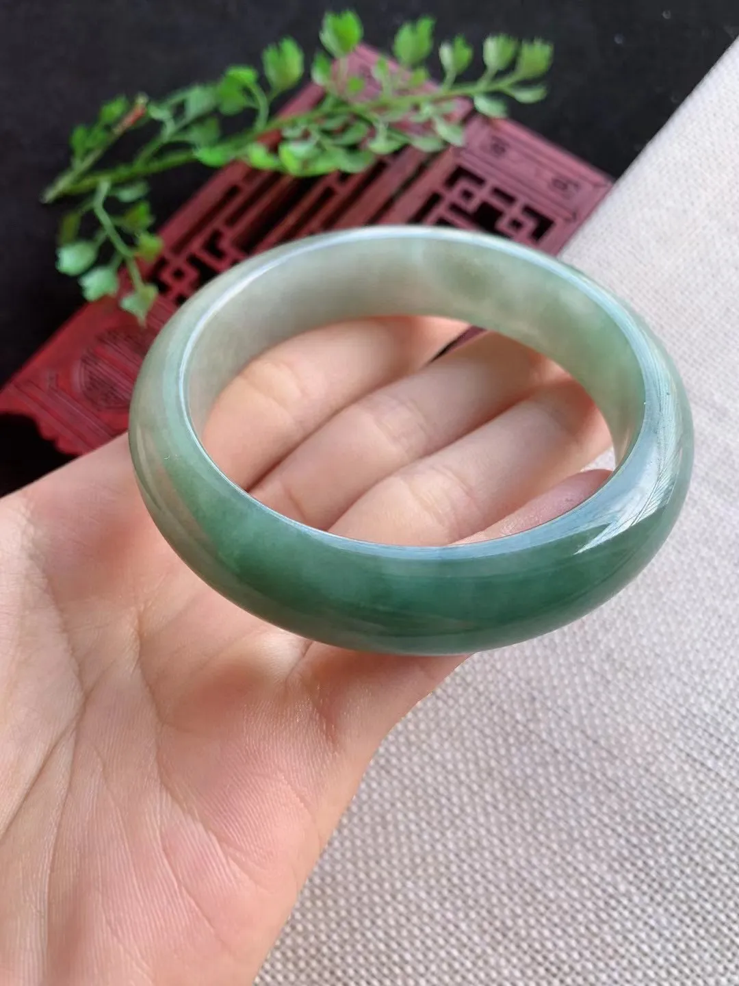 老坑飘绿正圈手镯 尺寸55圈口14×8mm重量61.75g