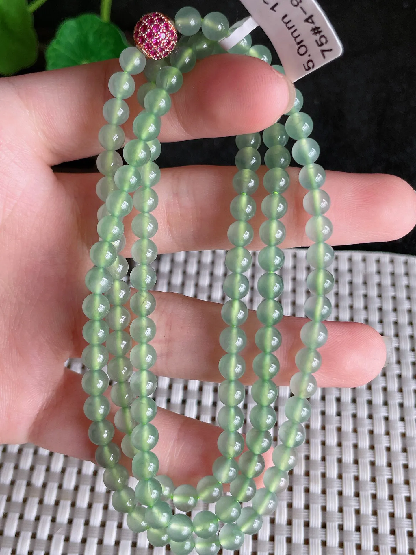 天然翡翠老坑冰种圆珠项链128颗，尺寸:5mm，种水足 雕工精细，重量:29.06g
