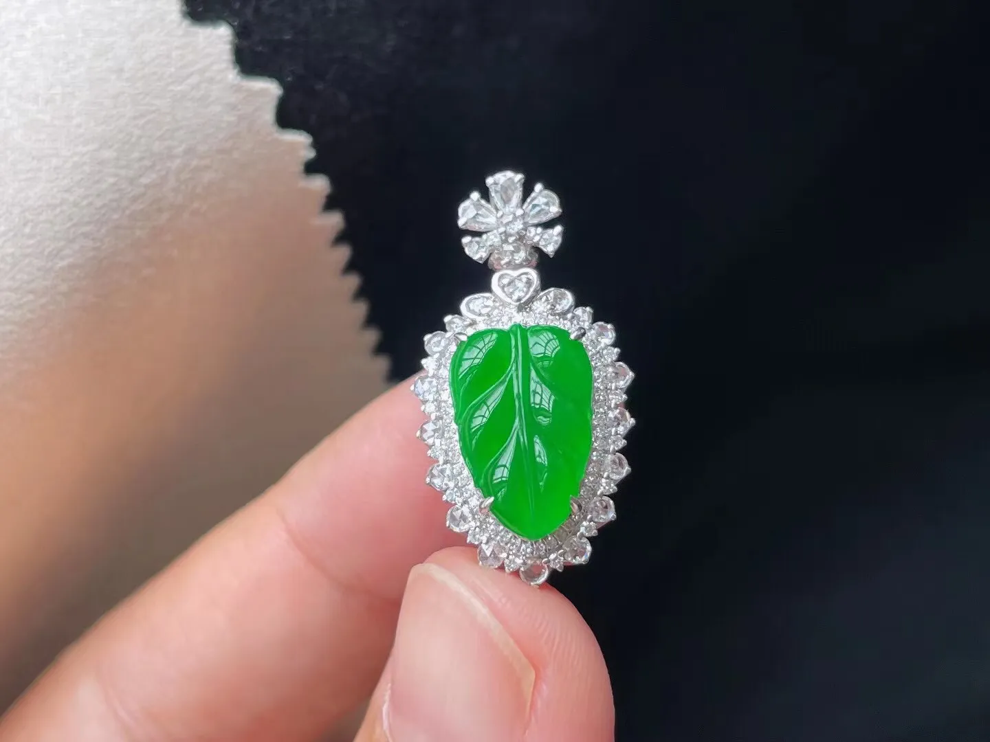 冰糯种阳绿金枝玉叶吊坠