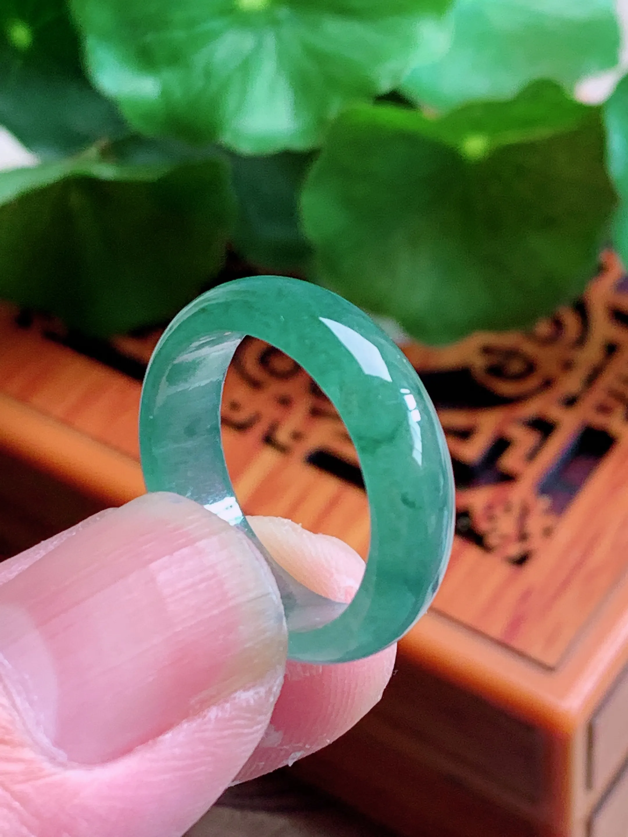 精品推荐，缅甸天然A货翡翠，满色素面戒指指环，种水好，颜色鲜艳，玉质水润细腻，工艺精湛，佩戴效果更佳。