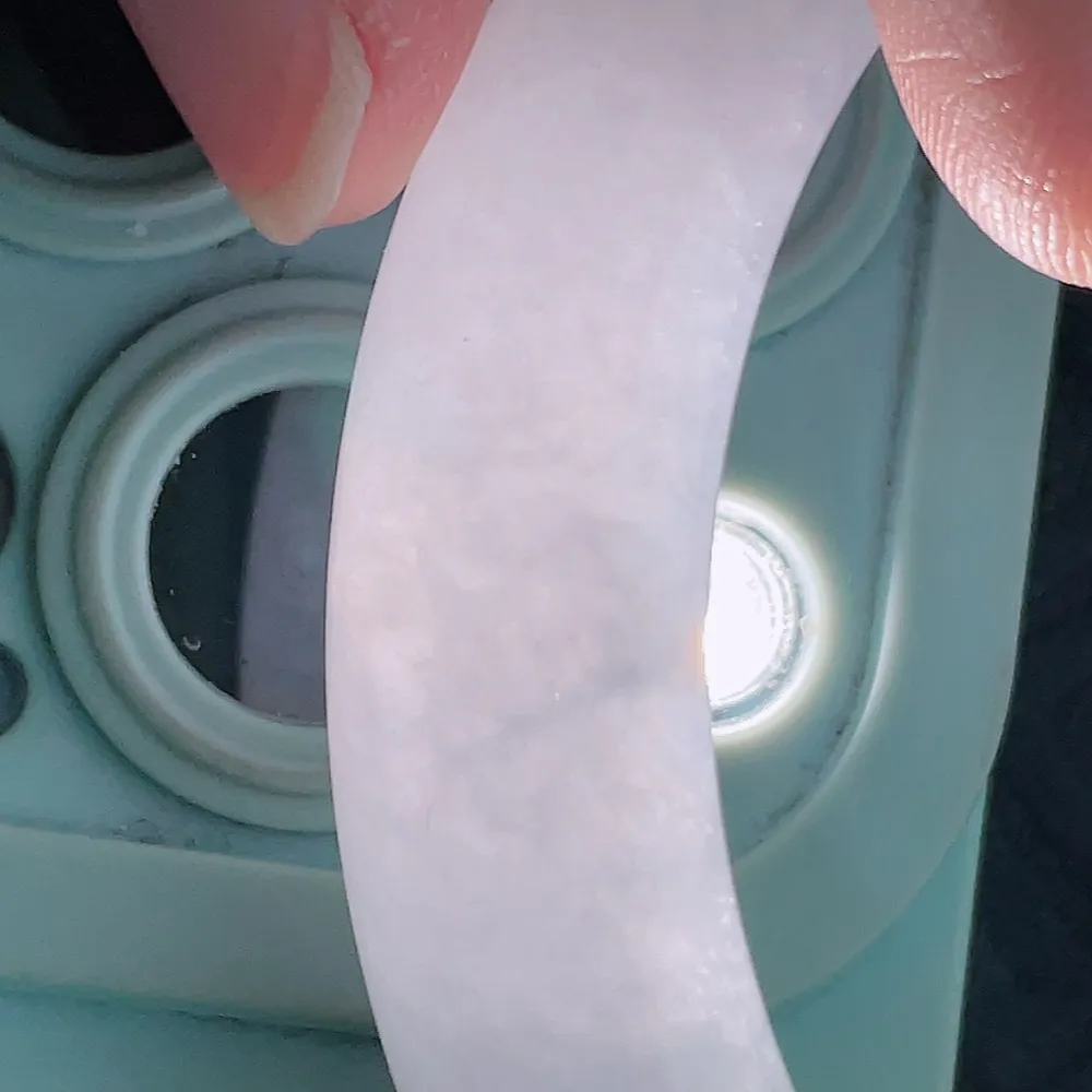 正圈57.9圈口，自然光实拍，天然翡翠A货冰润釉洁白月光正圈手镯，尺寸：57.9-13.2-8.7mm。️适合正圈57圈口-正圈58圈口