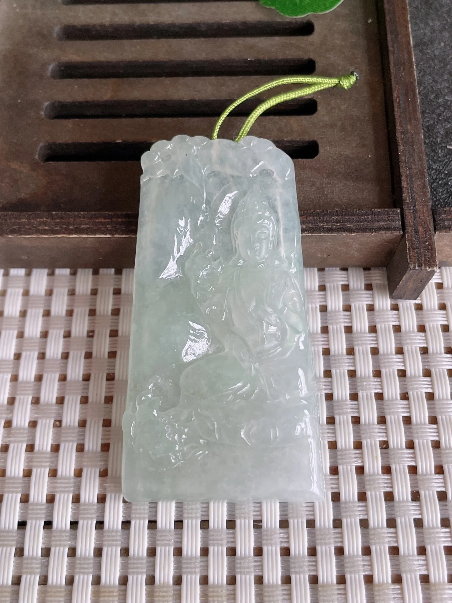 天然翡翠,老坑全胶感冰种飘绿大势至观音菩萨吊坠，尺寸:59.5-30.7-5.3mm，2224