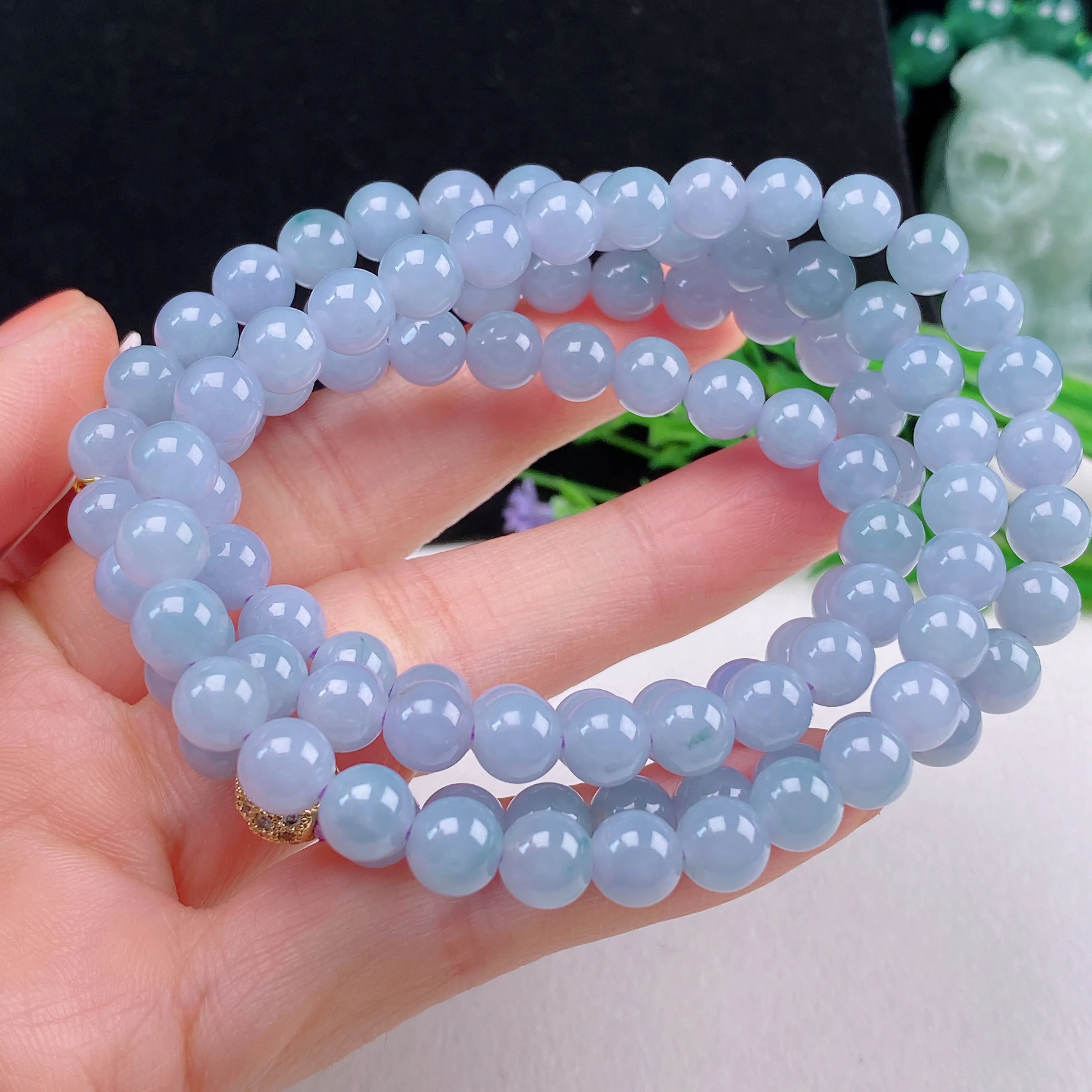 自然光实拍  水润精工冰透紫罗兰6.8mm项链。玉质细腻莹润 雕工精湛，佩戴高雅大方   线条优美 Aeb 尺寸:   6.8mm。