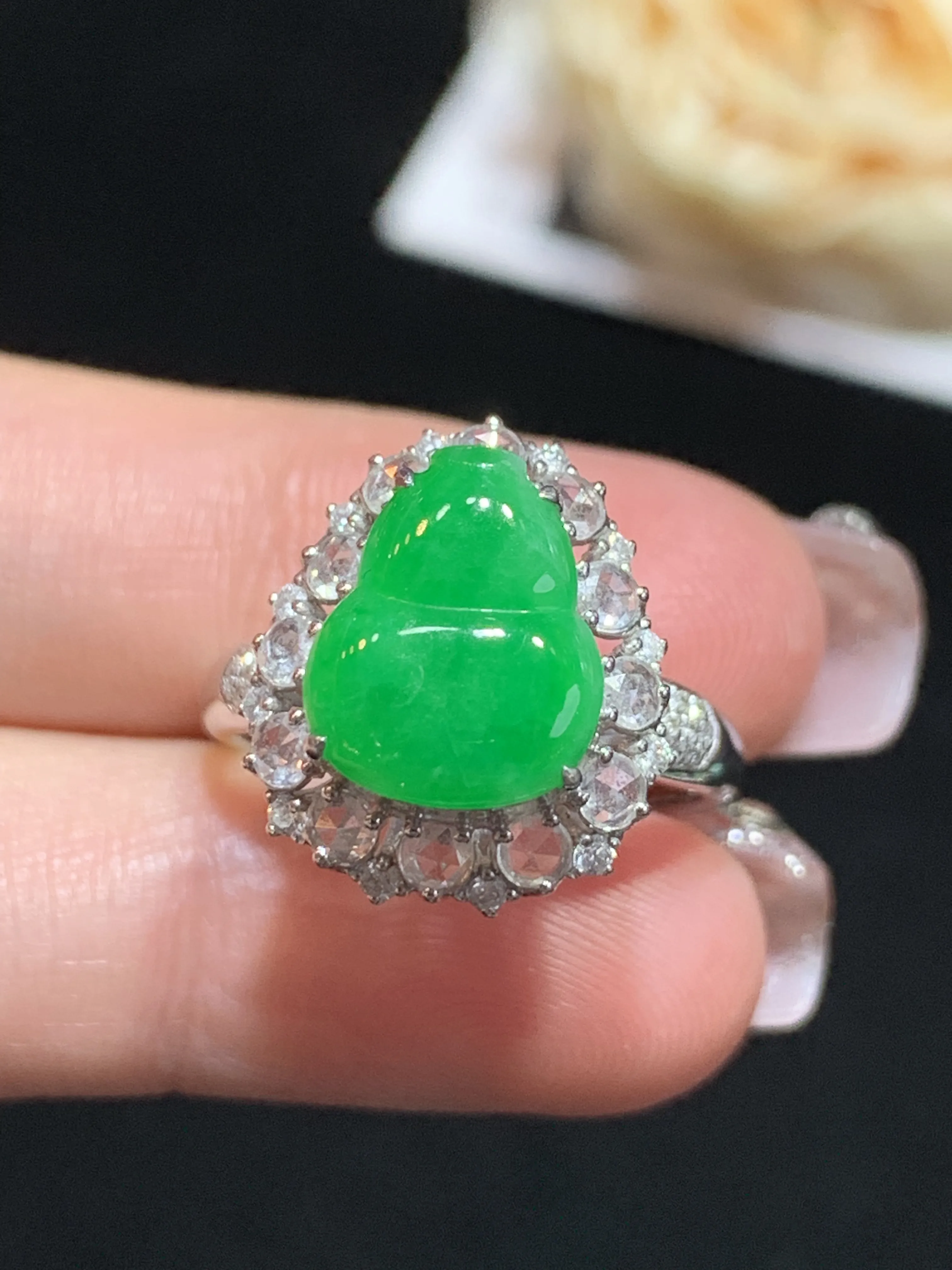 满绿葫芦戒指，18k金伴钻，颜色靓丽，色阳，整体规格：16.3-17.2-10.3