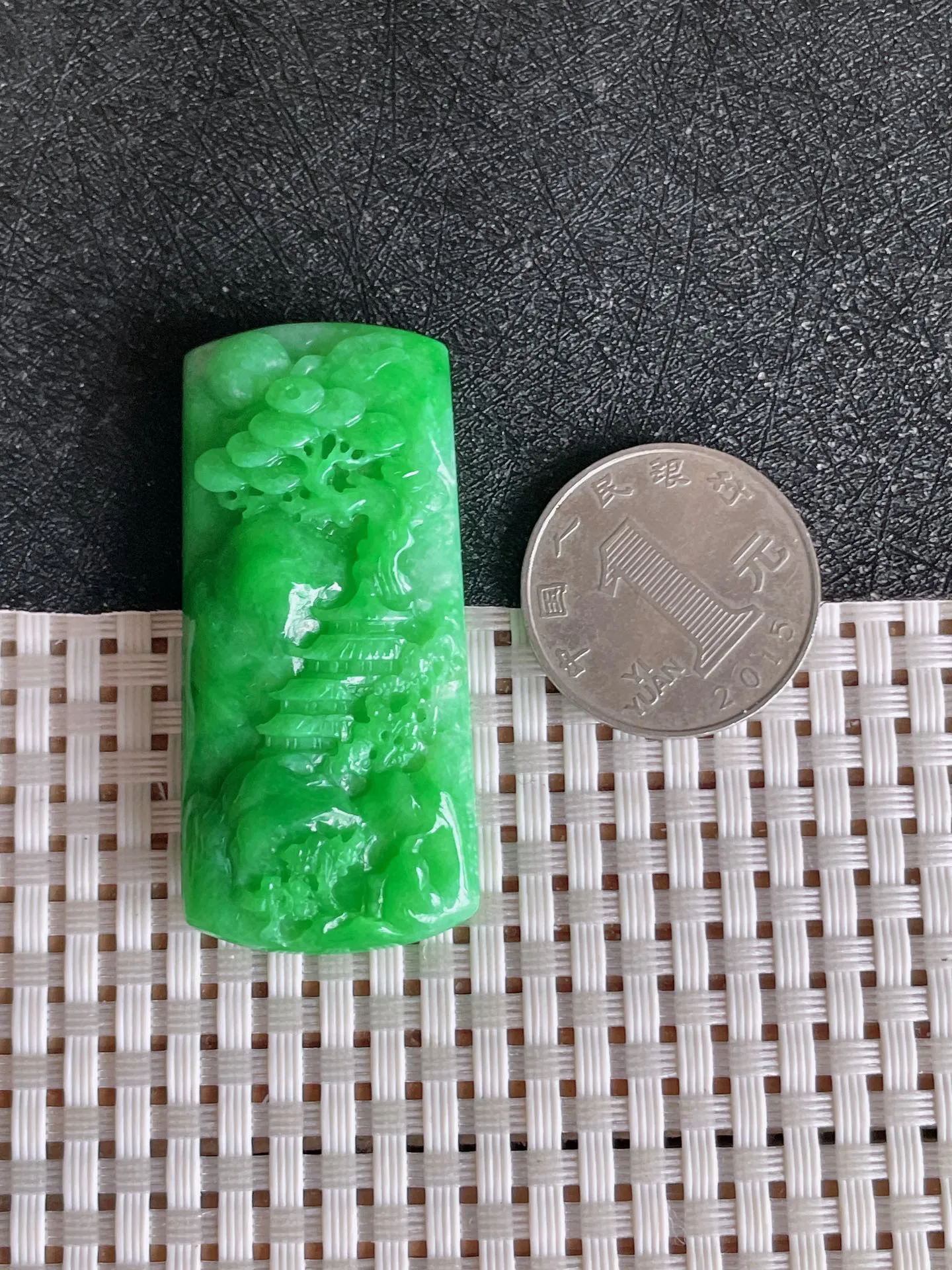 天然翡翠,老坑全胶感满绿山水牌吊坠，尺寸:52-23.3-9mm，种水足 雕工精细， 2454
