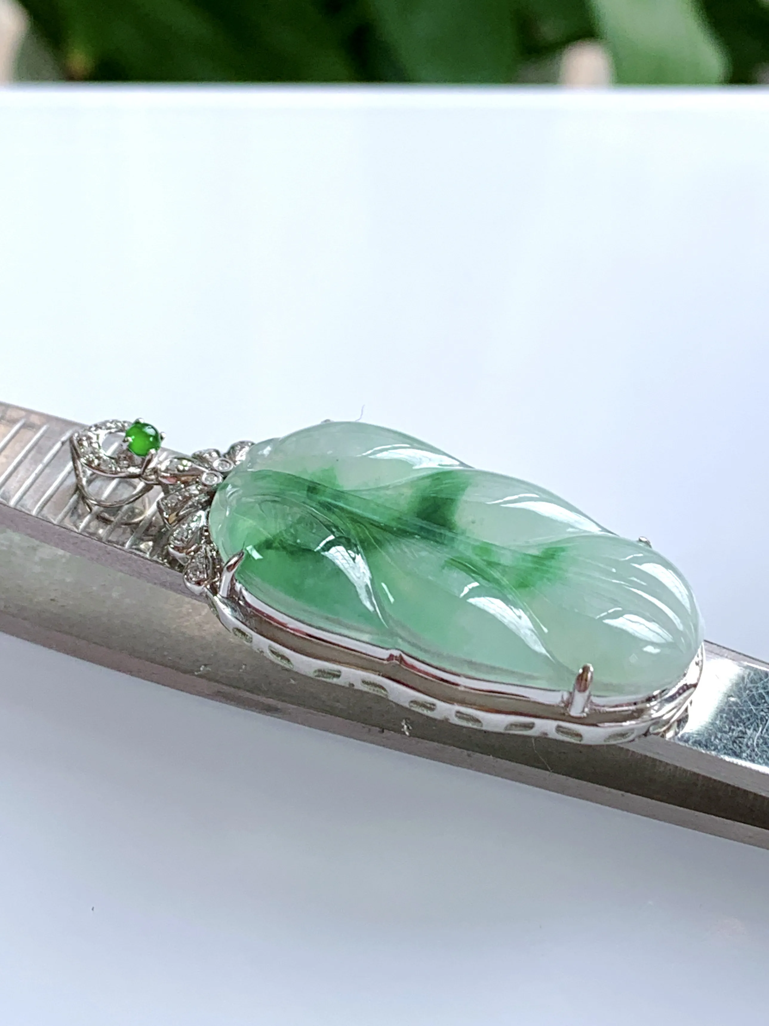 缅甸天然翡翠A货，18K金伴钻镶嵌冰种起胶飘绿金枝玉叶吊坠挂件，尺寸：整体41.6/19.6/6.3mm，祼石30.2/17.6mm重量：4.32g