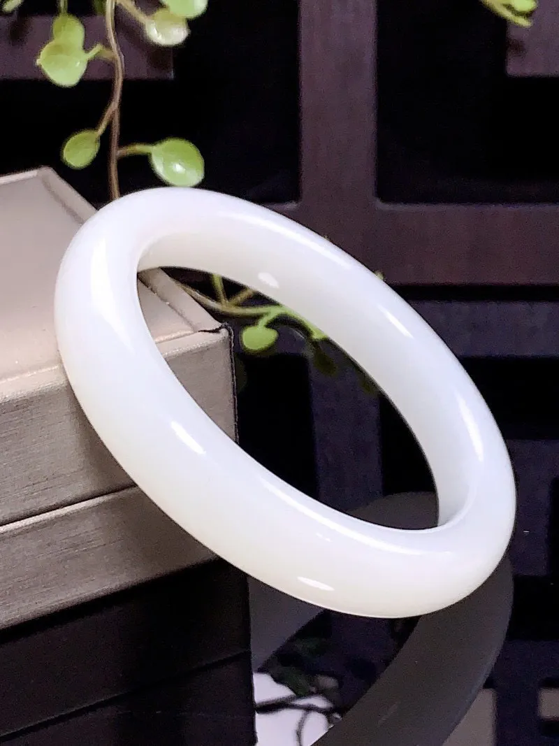 羊脂白玉！和田玉57.5圈口羊脂白玉手镯，圈口57.5宽13厚9.7重60.5克！玉质细腻油润 底色纯净 脂粉好，品质好