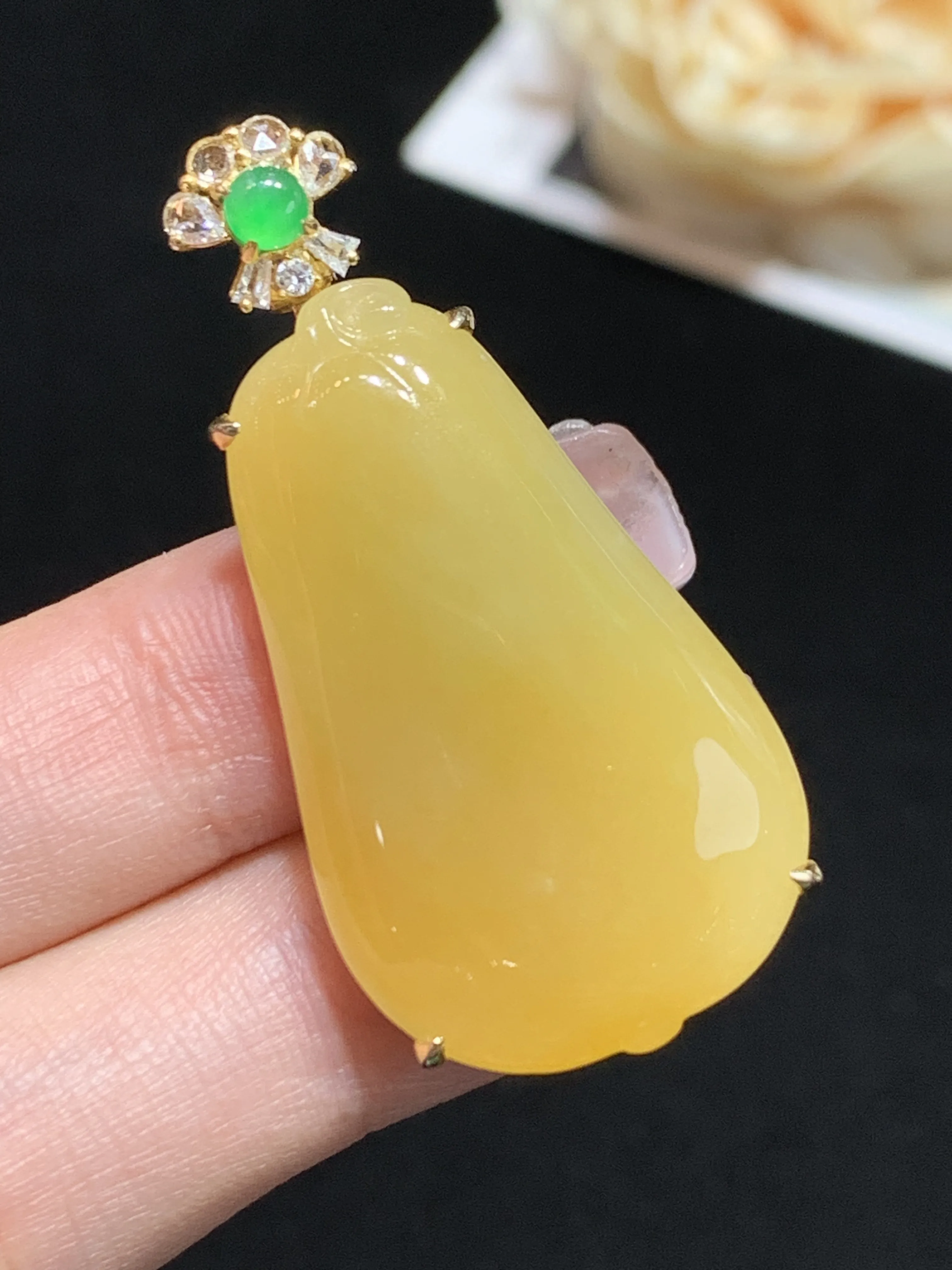 黄翡福瓜吊坠，18k金伴钻，颜色靓丽，水润，佩戴优雅，整体规格：41.2-19.8-8.5
