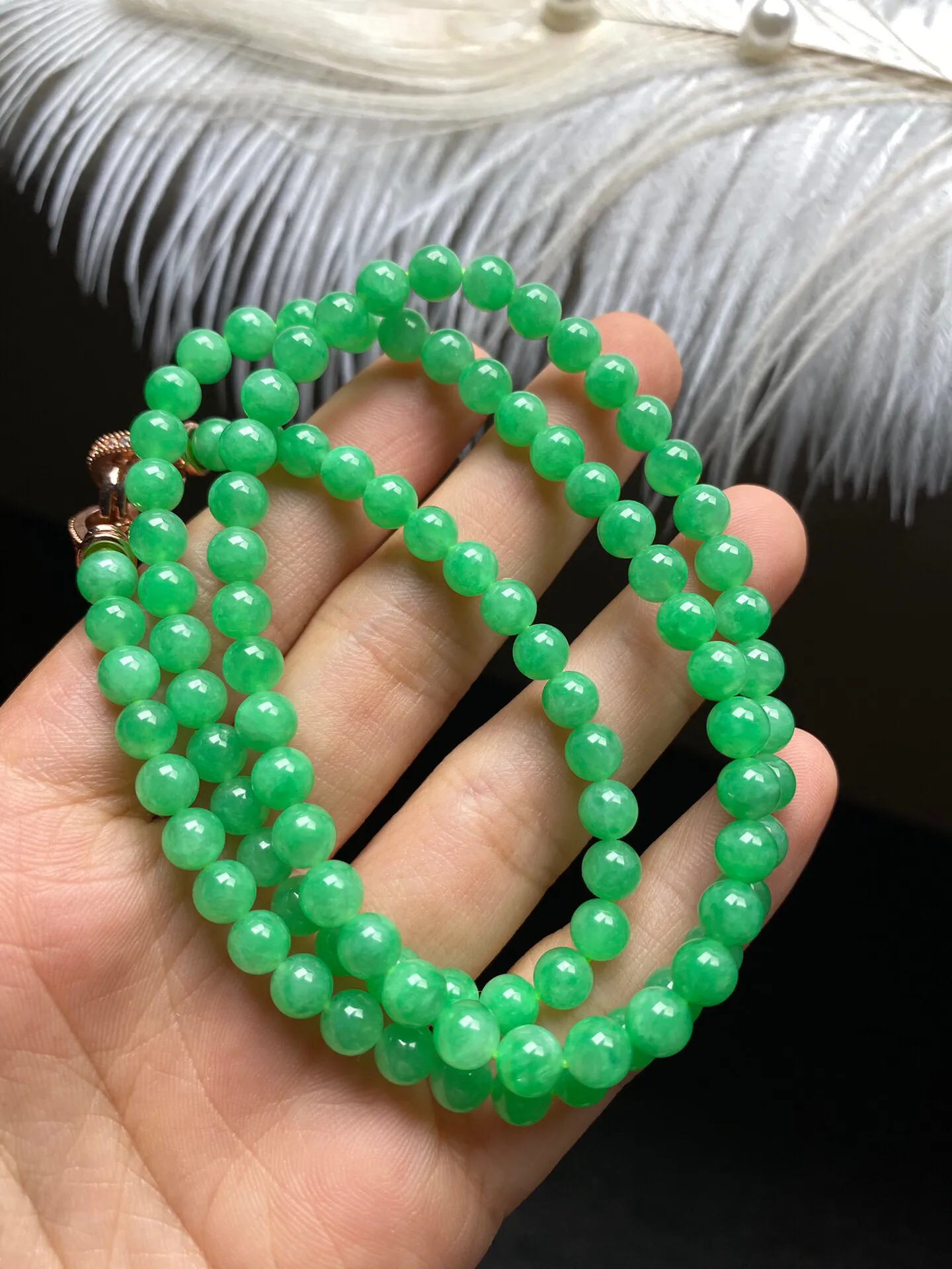稀有缅甸正阳绿长珠链，种好水润细腻光泽，共100颗珠径5.5-6mm，底子干净温润，颜色超阳的，上身效果高贵优雅，这是可以收藏和传承的品质，性价比很不错的