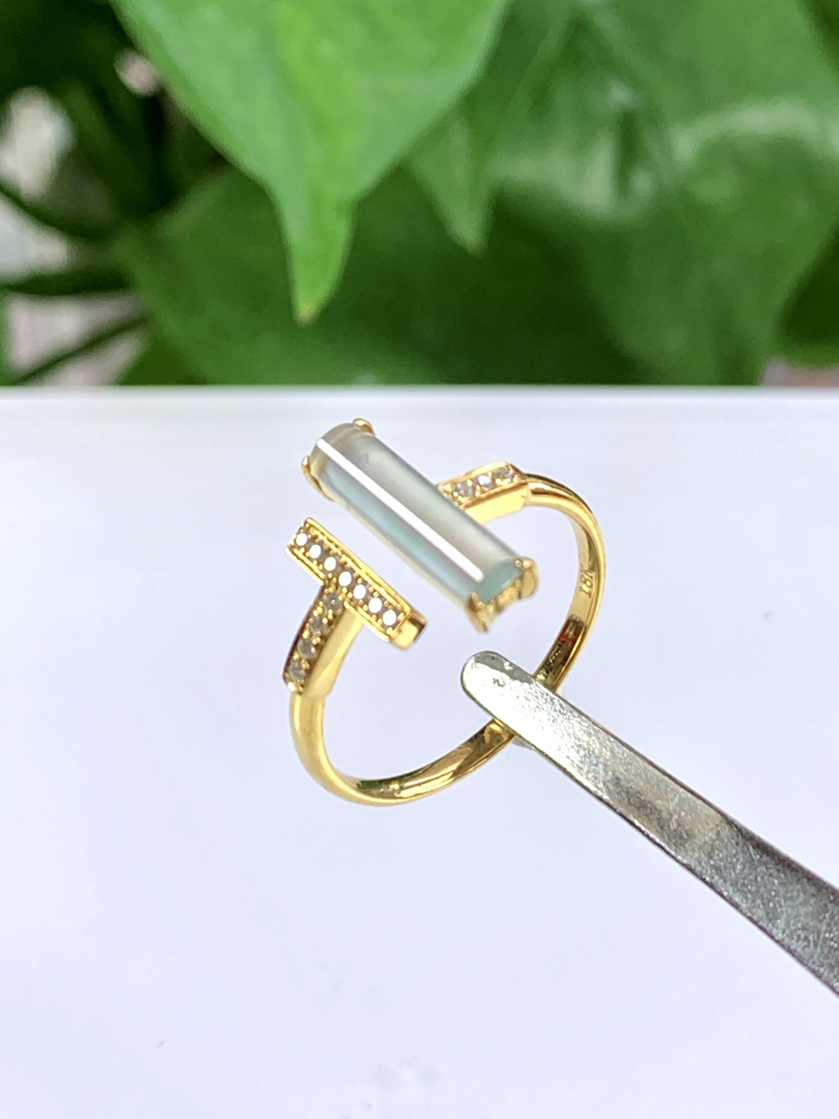 缅甸天然翡翠A货，18K金镶嵌高冰起光起胶素面女式戒指，尺寸：圈口内径17.2mm=15号，整体21.2/13.3/3.8mm，祼石13/3.5mm，重量：1.76g，温馨提示：此款式为活动圈口。