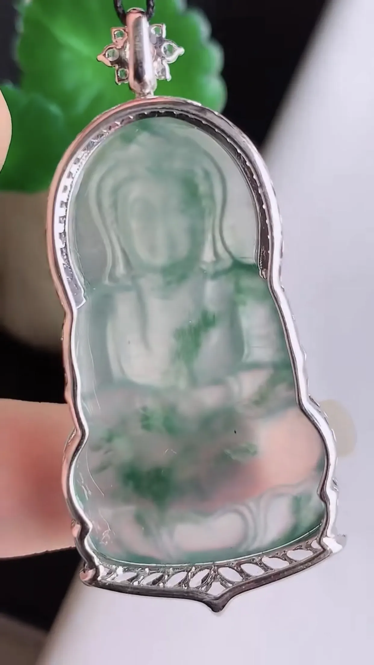 缅甸玉天然翡翠A货 18k金镶嵌 老坑料起胶冰种 飘绿观音菩萨吊坠  尺寸51×23×7.7裸石37.5×23mm  y9.02