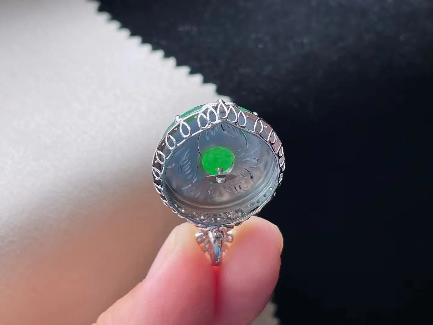 冰糯种带色圆牌吊坠