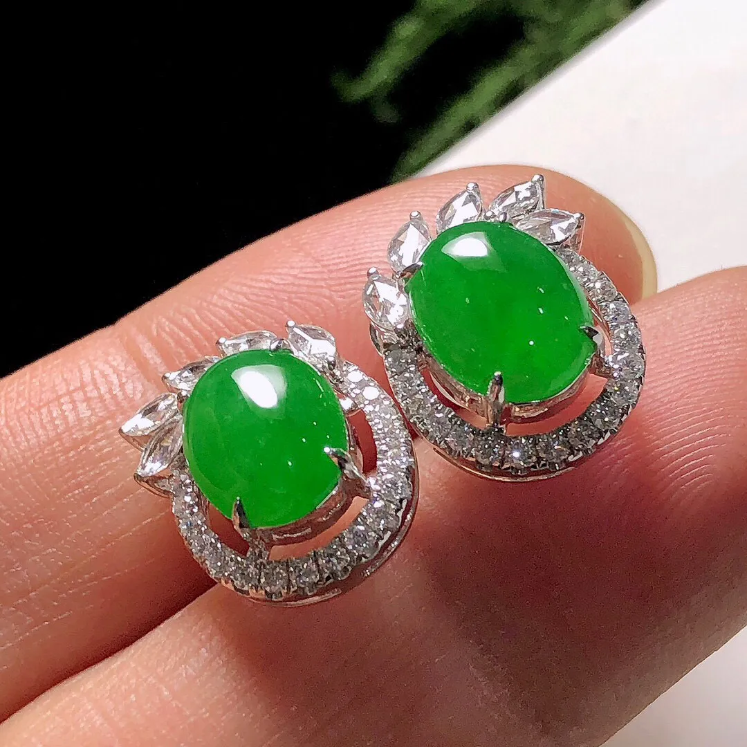 【宝贝】天然翡翠冰润阳绿蛋面耳钉
【尺寸】裸石9.5*7.5*3（㎜）
【描述】冰种，阳绿，玉质温润，颜色迷人，18K金镶嵌，无纹裂