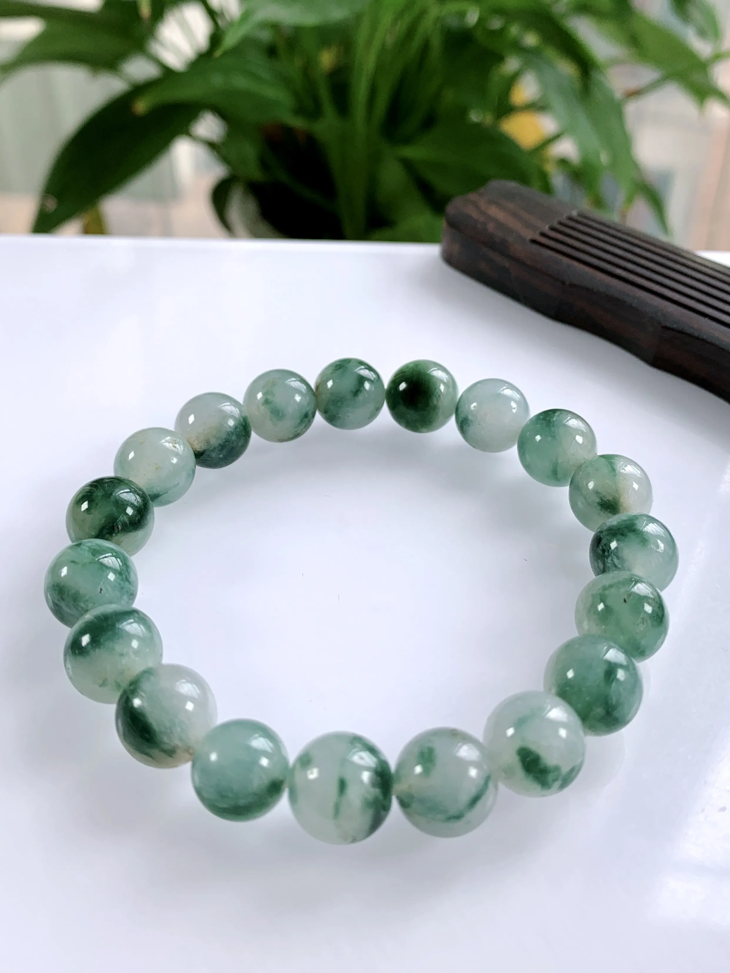 缅甸天然翡翠A货，冰种起胶飘花圆珠手串手链，尺寸：10.2mm/19颗，重量：33.90g，温馨提示：珠子个别有天然砂眼，不影响佩戴效果，介意的翠友慎拍，谢谢！