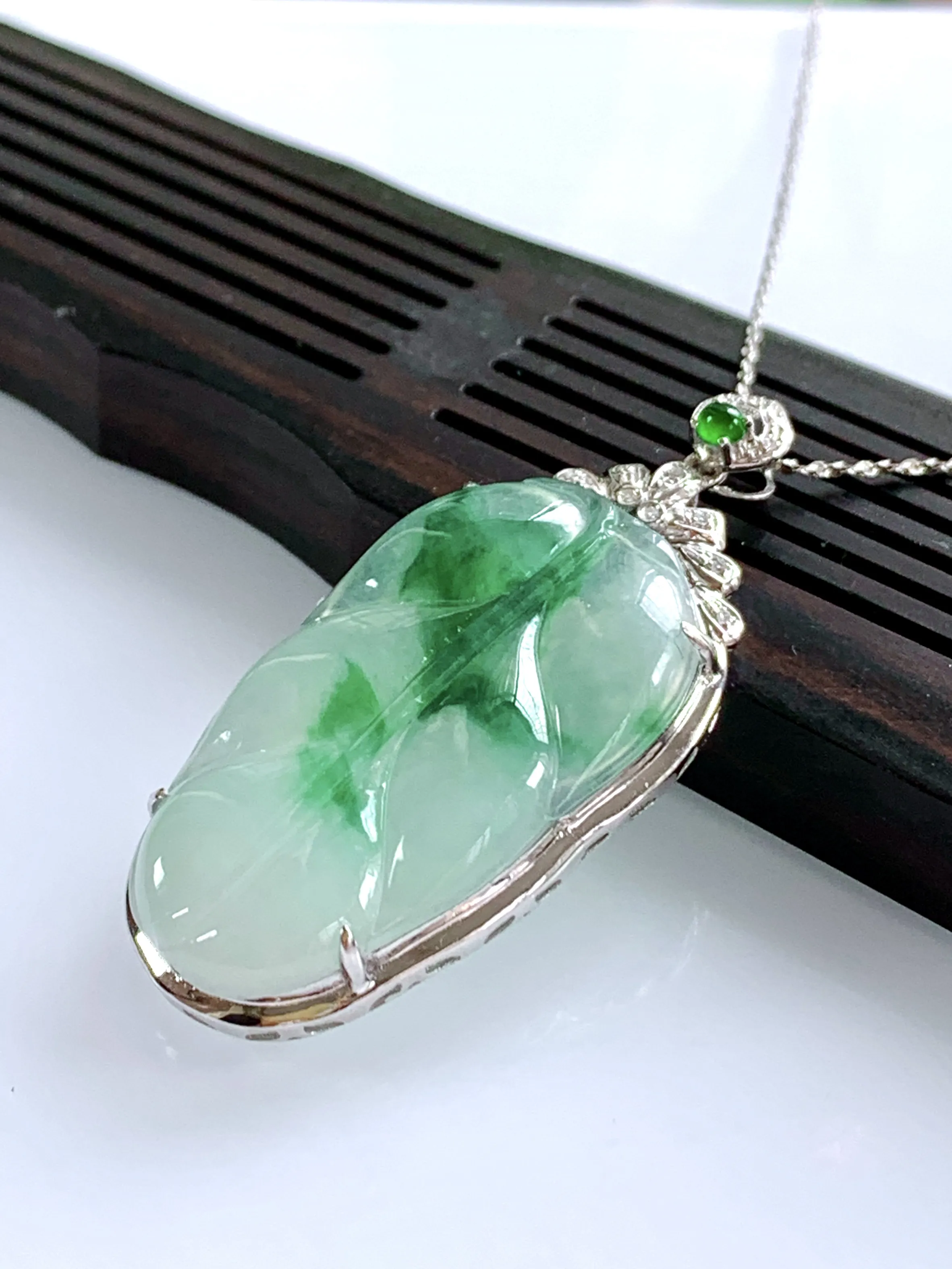 缅甸天然翡翠A货，18K金伴钻镶嵌冰种起胶飘绿金枝玉叶吊坠挂件，尺寸：整体41.6/19.6/6.3mm，祼石30.2/17.6mm重量：4.32g