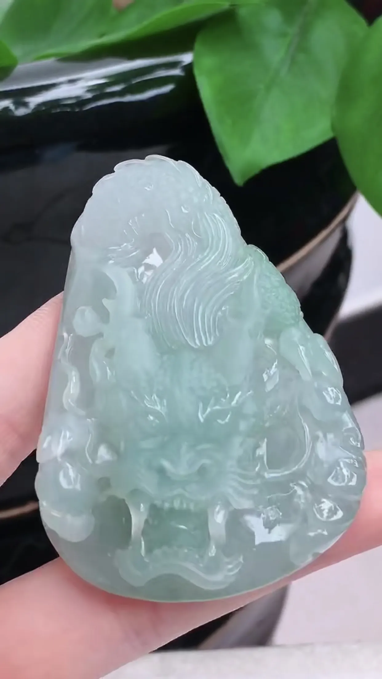缅甸玉天然翡翠A货 老坑起胶冰润浅绿霸气龙牌吊坠，生肖龙挂件，龙腾盛世，生意兴隆，精雕细琢，大件厚装霸气，送礼佩戴佳品，尺寸：64.7×43.8×11.3mm   y52.04