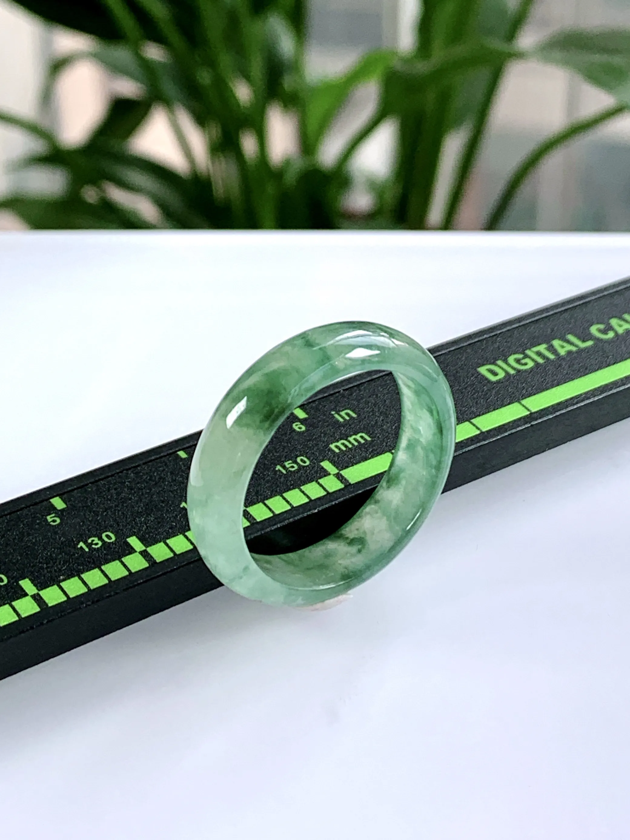 缅甸天然翡翠A货，冰种起胶飘花指环戒指，尺寸：圈口内径20.2mm=24号，宽厚6.2/2.8mm，重量：3.44g