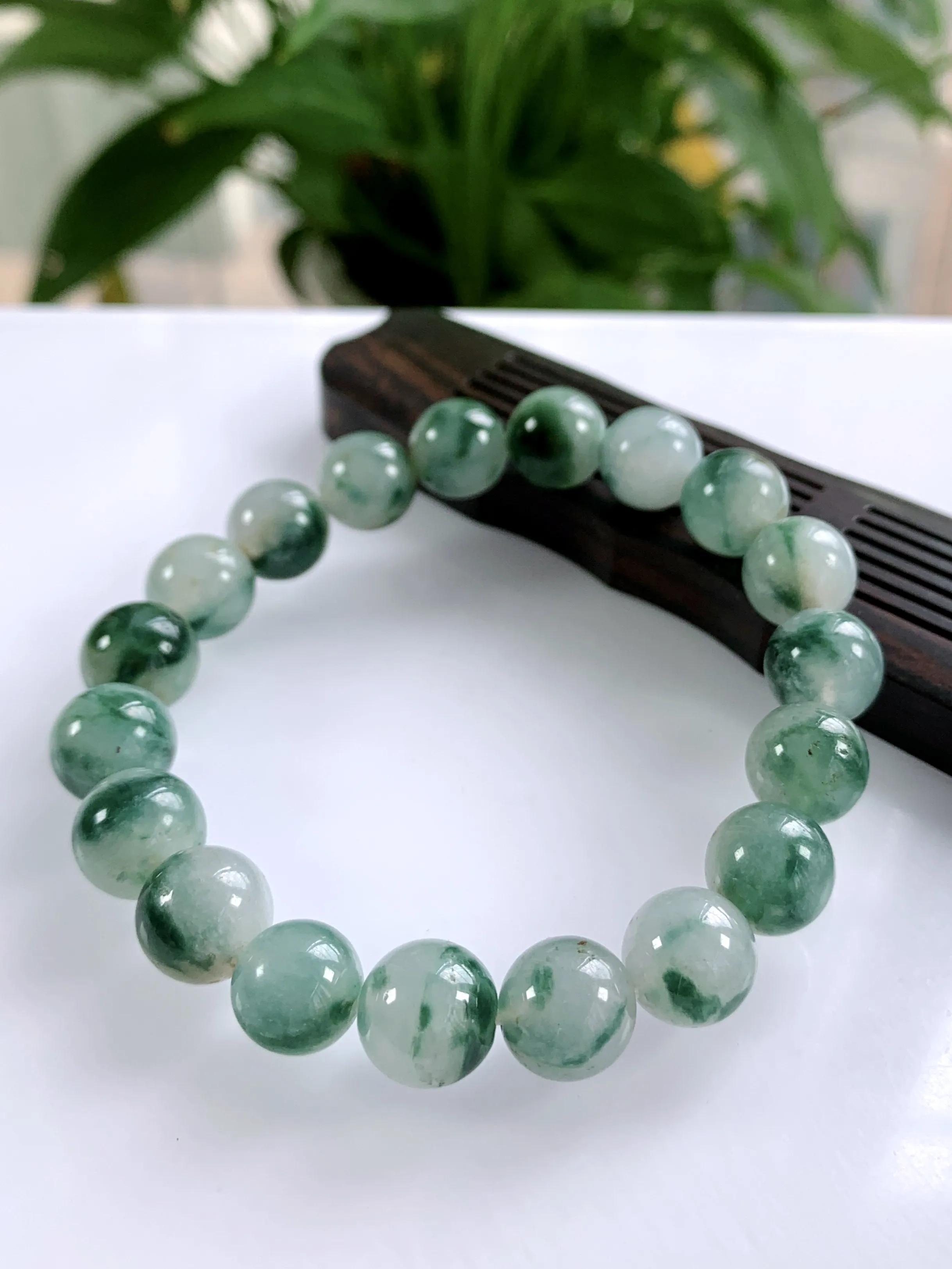 缅甸天然翡翠A货，冰种起胶飘花圆珠手串手链，尺寸：10.2mm/19颗，重量：33.90g，温馨提示：珠子个别有天然砂眼，不影响佩戴效果，介意的翠友慎拍，谢谢！
