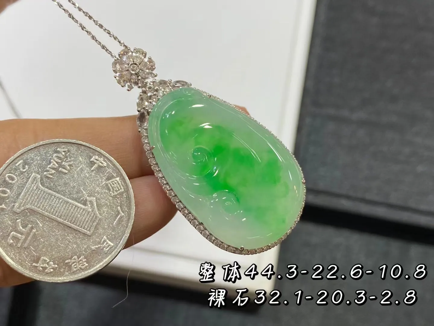 冰飘阳绿事事如意吊坠，18k金镶嵌，玉质水润，品相佳，颜色靓丽，精致新颖，佩戴时尚出众。整体尺寸：44.3-22.6-10.8毫米