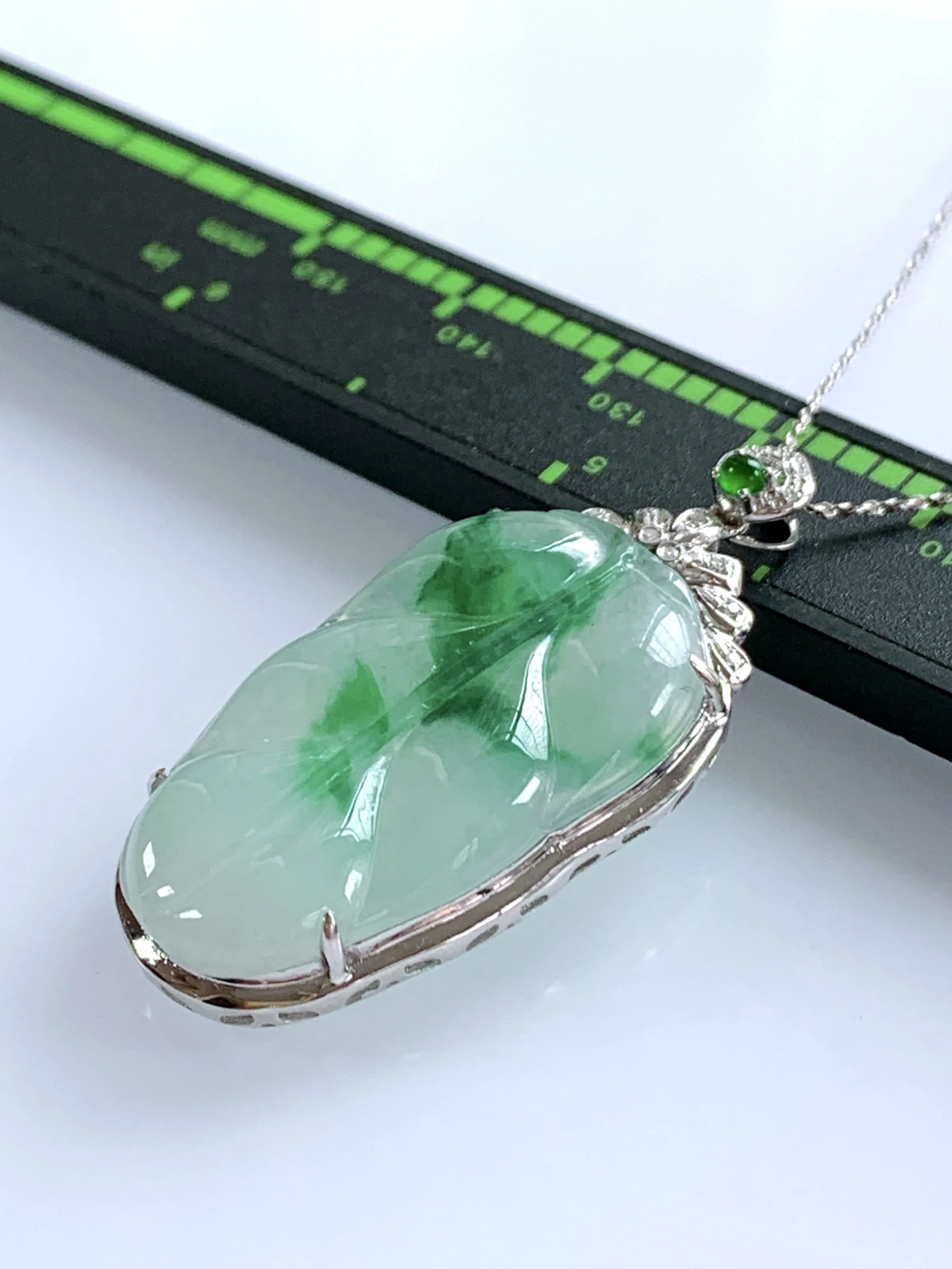 缅甸天然翡翠A货，18K金伴钻镶嵌冰种起胶飘绿金枝玉叶吊坠挂件，尺寸：整体41.6/19.6/6.3mm，祼石30.2/17.6mm重量：4.32g