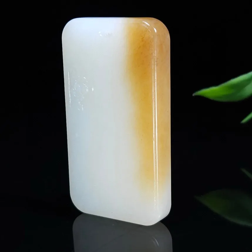 新疆且末糖花开富贵牌子挂件  尺寸54/30/7重36.5克  白度一级  糖色红润  脂粉好油性足  玉质细腻油润   手推出油   品相大气