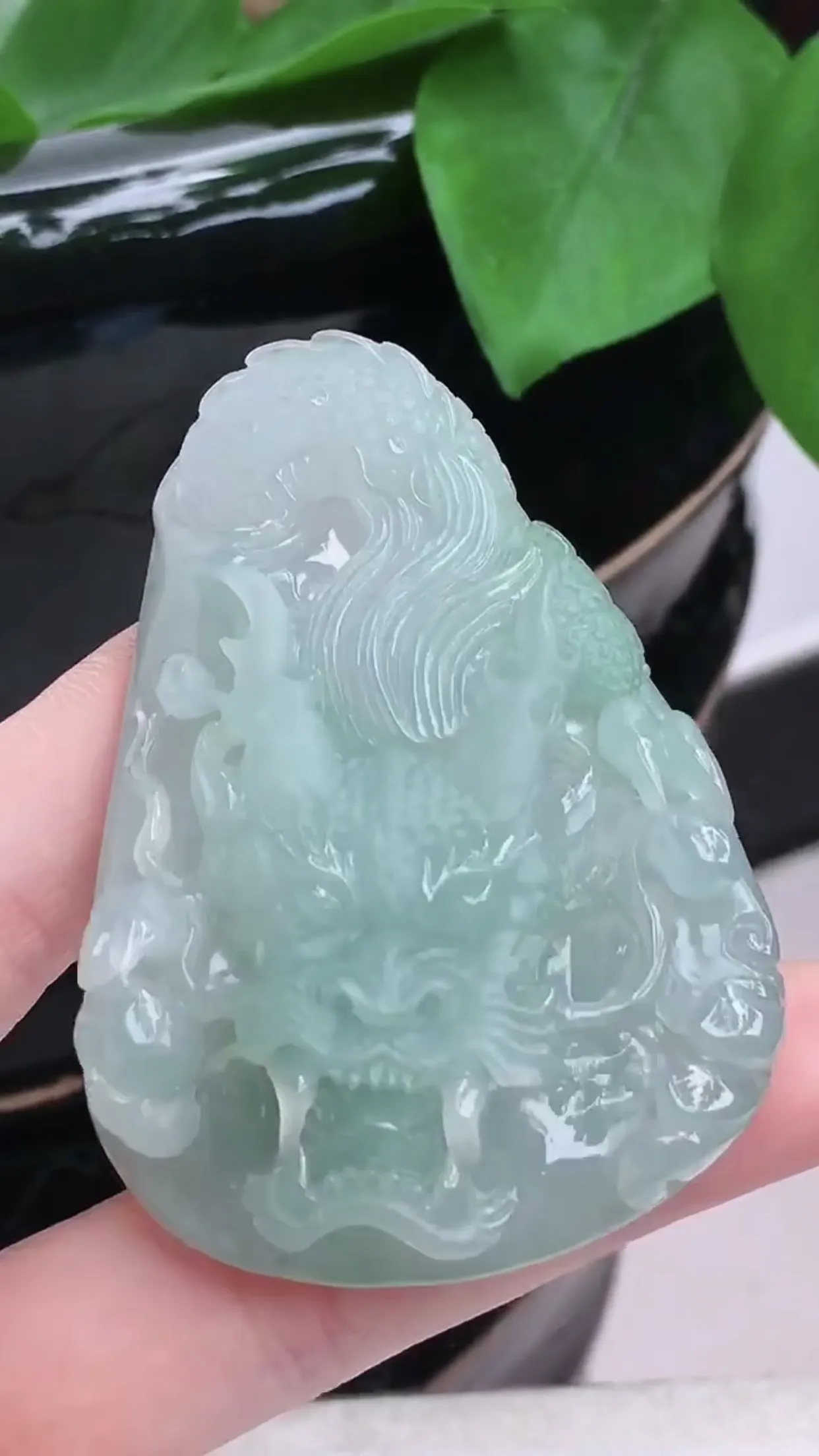 缅甸玉天然翡翠A货 老坑起胶冰润浅绿霸气龙牌吊坠，生肖龙挂件，龙腾盛世，生意兴隆，精雕细琢，大件厚装霸气，送礼佩戴佳品，尺寸：64.7×43.8×11.3mm   y52.04