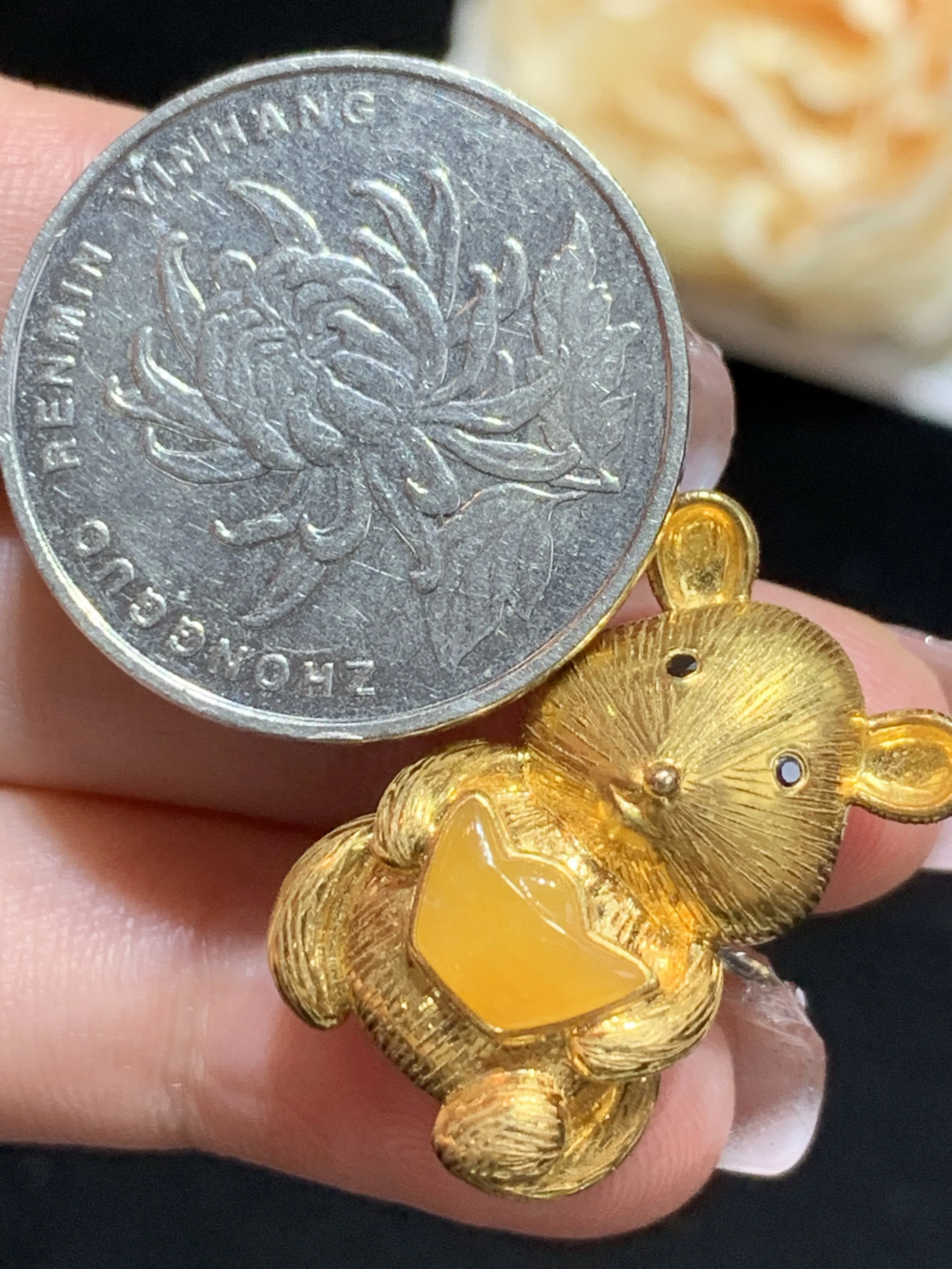 黄翡金元宝设计款“招财鼠”吊坠，18k金镶嵌，颜色靓丽，招财进宝，整体规格：24.2-15.7-8.9