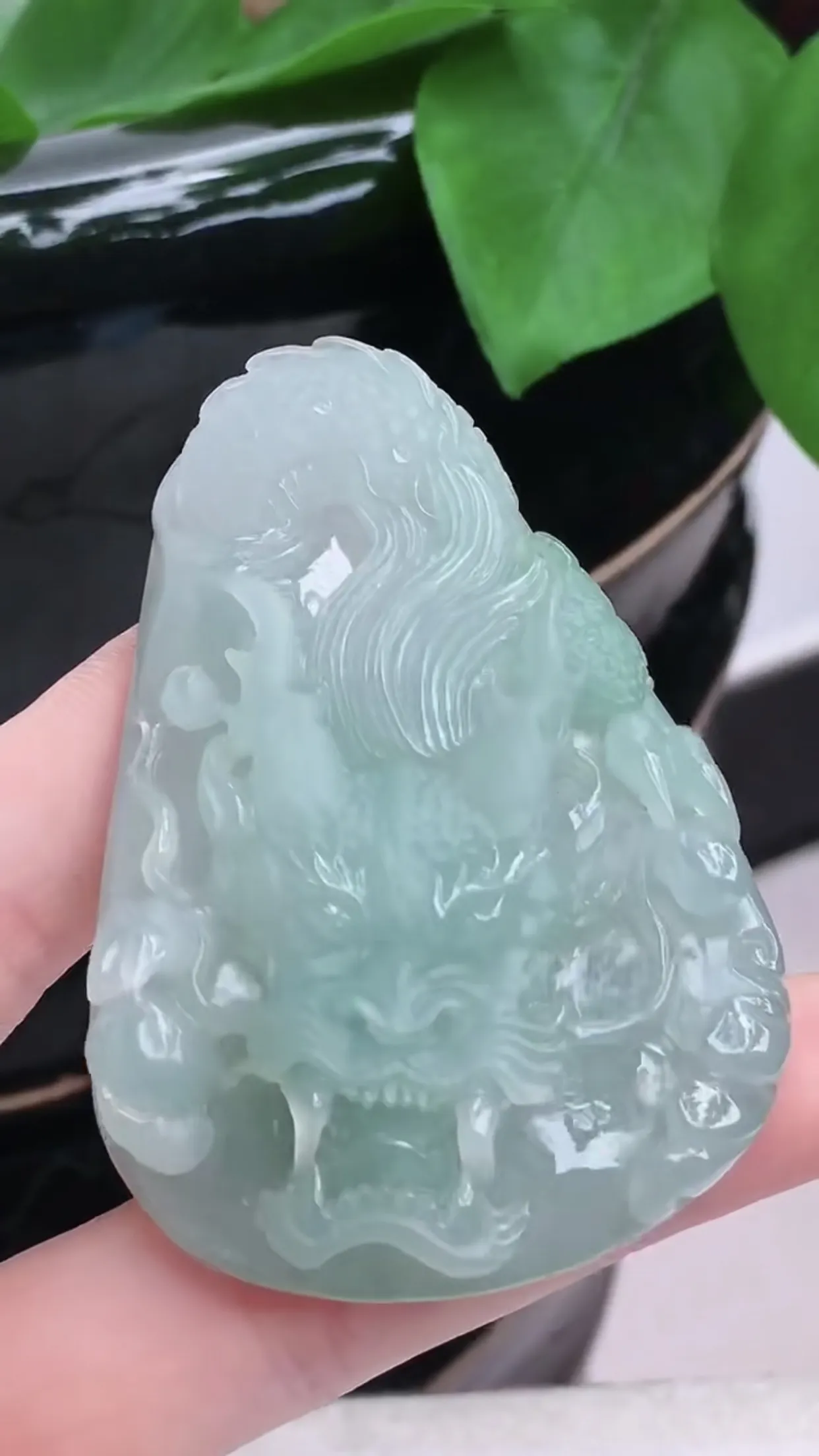 缅甸玉天然翡翠A货 老坑起胶冰润浅绿霸气龙牌吊坠，生肖龙挂件，龙腾盛世，生意兴隆，精雕细琢，大件厚装霸气，送礼佩戴佳品，尺寸：64.7×43.8×11.3mm   y52.04