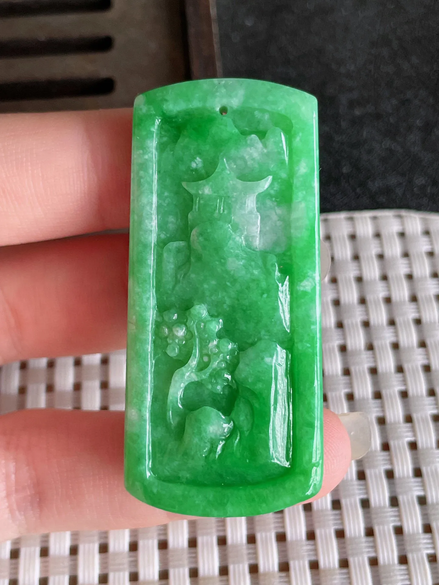 天然翡翠,老坑全胶感满绿山水牌吊坠，尺寸:52-23.3-9mm，种水足 雕工精细， 2454