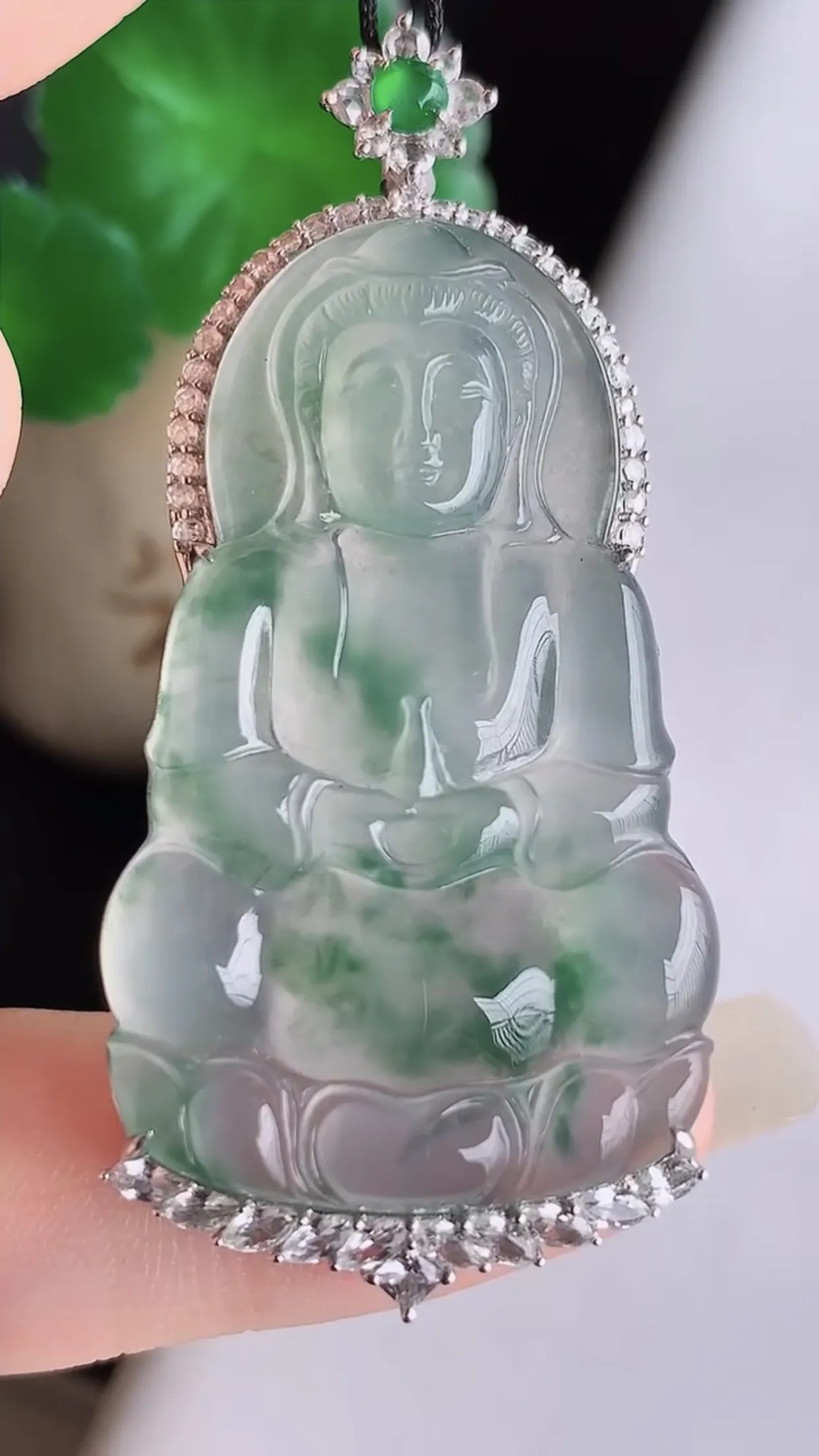缅甸玉天然翡翠A货 18k金镶嵌 老坑料起胶冰种 飘绿观音菩萨吊坠  尺寸51×23×7.7裸石37.5×23mm  y9.02
